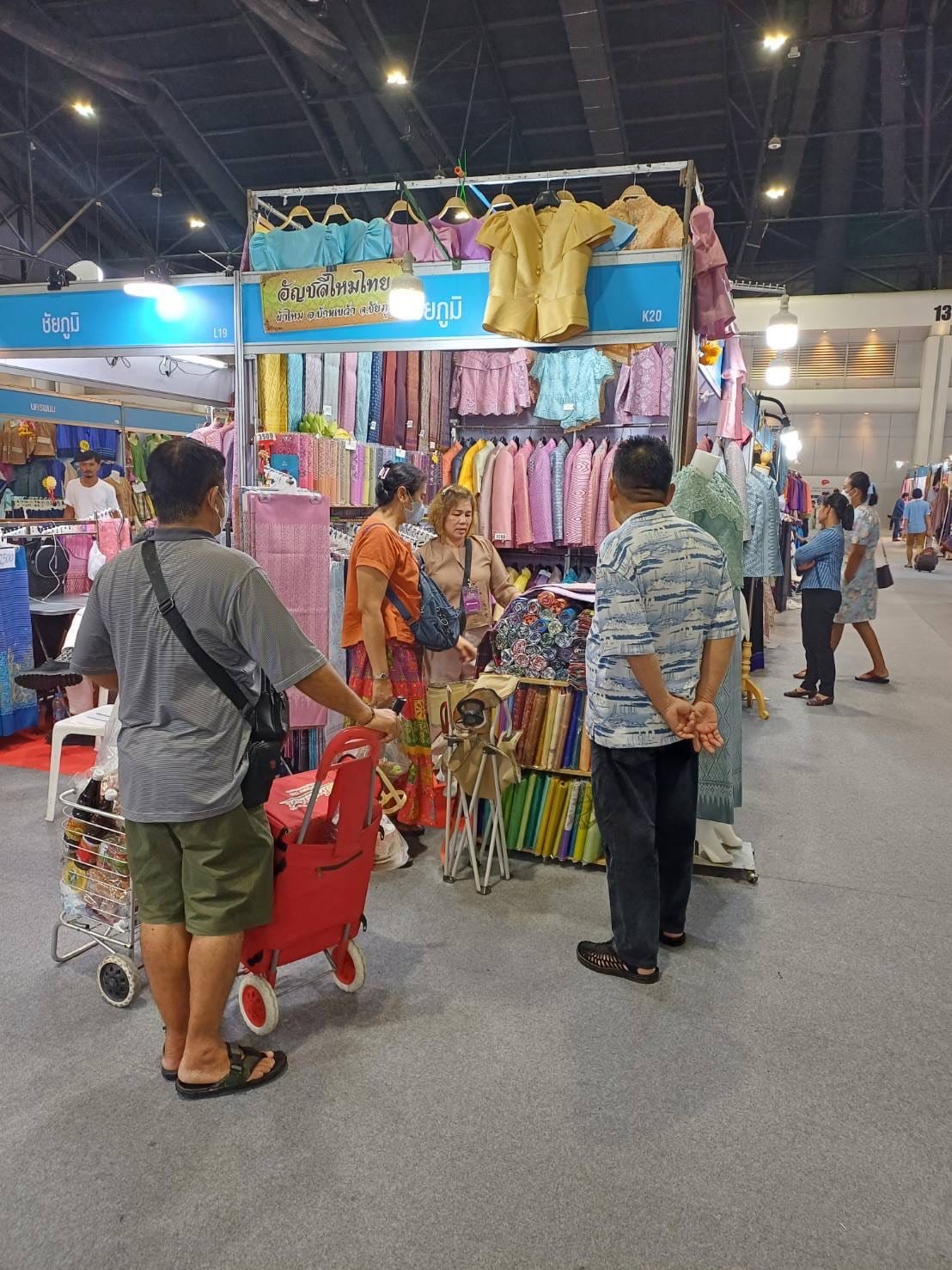 ชาว OTOP ชัยภูมิยิ้มสุขใจ งาน OTOP Midyear 2024 วันที่ 7 ชัยภูมิ โกยรายได้ 7.8 แสนบาท รวมรายได้ทะลุ 5 ล้าน