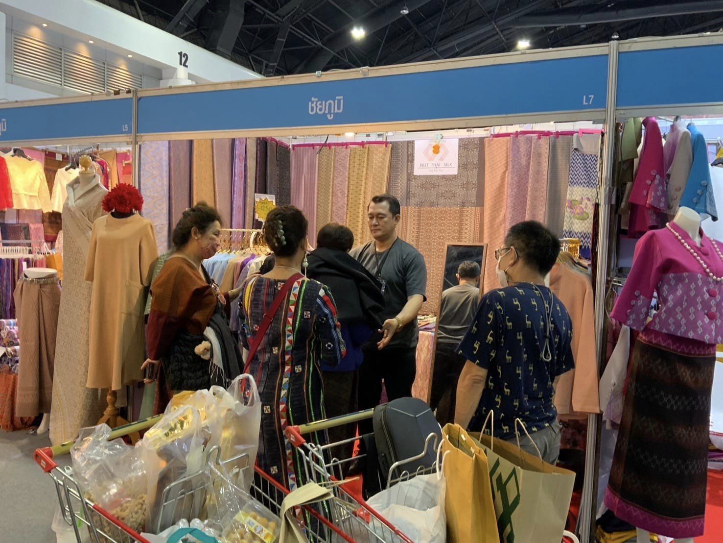 ชัยภูมิ ภูมิใจนำเสนอสินค้าผลิตภัณฑ์ภูมิปัญญาท้องถิ่น ร่วมจัดแสดงและจำหน่ายในงาน OTOP Midyear 2024 เป็นวันที่หก รวมรายได้กว่า 4.4 ล้านบาท