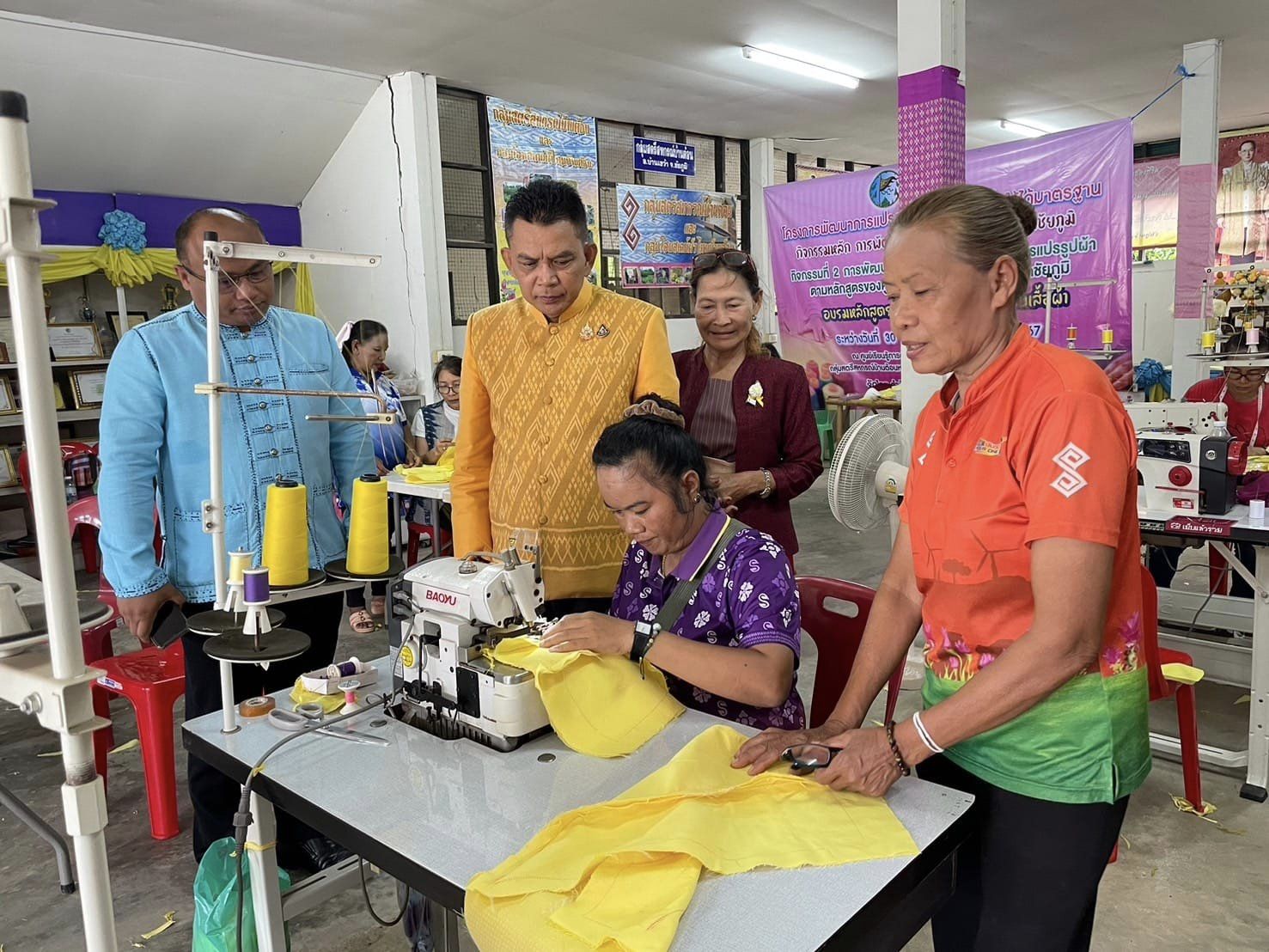 พช.ชัยภูมิ พัฒนาศักยภาพการผลิตผ้า ด้านการออกแบบและตัดเย็บเสื้อผ้า