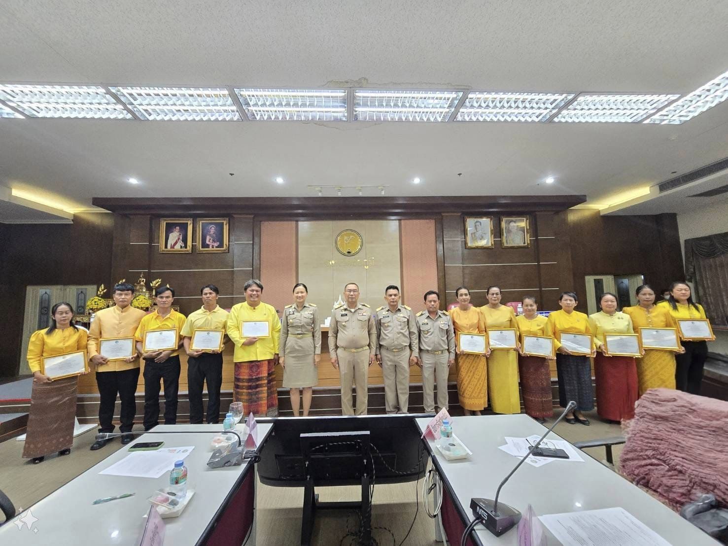 พช.ชัยภูมิ นำผู้นำชุมชน กลุ่ม องค์กร หน่วยงาน เข้ารับโล่เกียรติคุณและใบประกาศเกียรติคุณกิจกรรมพัฒนาชุมชนดีเด่น ประจำปี 2566 จำนวน 24 รางวัล จากผู้ว่าราชการจังหวัดชัยภูมิในที่ประชุมคณะกรมการจังหวัดชัยภูมิ ครั้งที่ 7/2567 ประจำเดือน กรกฎาคม 2567