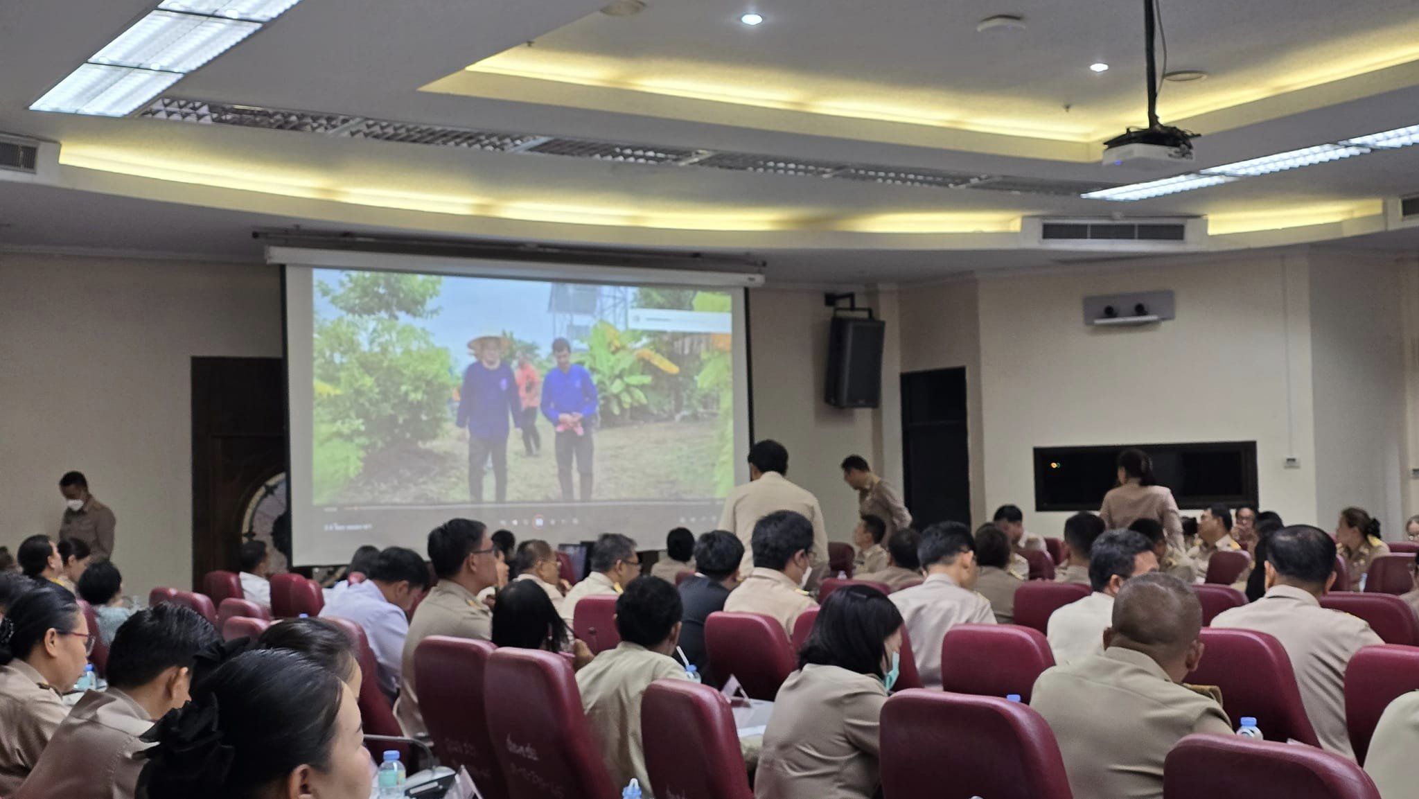 พช.ชัยภูมิ นำผู้นำชุมชน กลุ่ม องค์กร หน่วยงาน เข้ารับโล่เกียรติคุณและใบประกาศเกียรติคุณกิจกรรมพัฒนาชุมชนดีเด่น ประจำปี 2566 จำนวน 24 รางวัล จากผู้ว่าราชการจังหวัดชัยภูมิในที่ประชุมคณะกรมการจังหวัดชัยภูมิ ครั้งที่ 7/2567 ประจำเดือน กรกฎาคม 2567