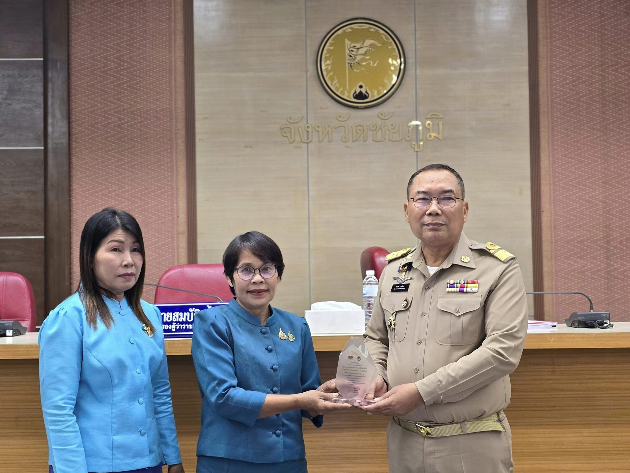 พช.ชัยภูมิ นำผู้นำชุมชน กลุ่ม องค์กร หน่วยงาน เข้ารับโล่เกียรติคุณและใบประกาศเกียรติคุณกิจกรรมพัฒนาชุมชนดีเด่น ประจำปี 2566 จำนวน 24 รางวัล จากผู้ว่าราชการจังหวัดชัยภูมิในที่ประชุมคณะกรมการจังหวัดชัยภูมิ ครั้งที่ 7/2567 ประจำเดือน กรกฎาคม 2567