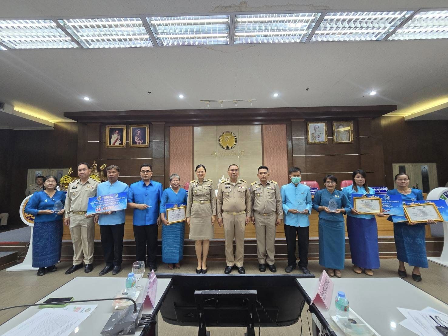 พช.ชัยภูมิ นำผู้นำชุมชน กลุ่ม องค์กร หน่วยงาน เข้ารับโล่เกียรติคุณและใบประกาศเกียรติคุณกิจกรรมพัฒนาชุมชนดีเด่น ประจำปี 2566 จำนวน 24 รางวัล จากผู้ว่าราชการจังหวัดชัยภูมิในที่ประชุมคณะกรมการจังหวัดชัยภูมิ ครั้งที่ 7/2567 ประจำเดือน กรกฎาคม 2567