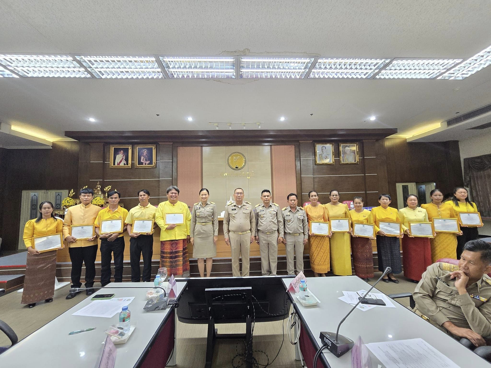 พช.ชัยภูมิ นำผู้นำชุมชน กลุ่ม องค์กร หน่วยงาน เข้ารับโล่เกียรติคุณและใบประกาศเกียรติคุณกิจกรรมพัฒนาชุมชนดีเด่น ประจำปี 2566 จำนวน 24 รางวัล จากผู้ว่าราชการจังหวัดชัยภูมิในที่ประชุมคณะกรมการจังหวัดชัยภูมิ ครั้งที่ 7/2567 ประจำเดือน กรกฎาคม 2567