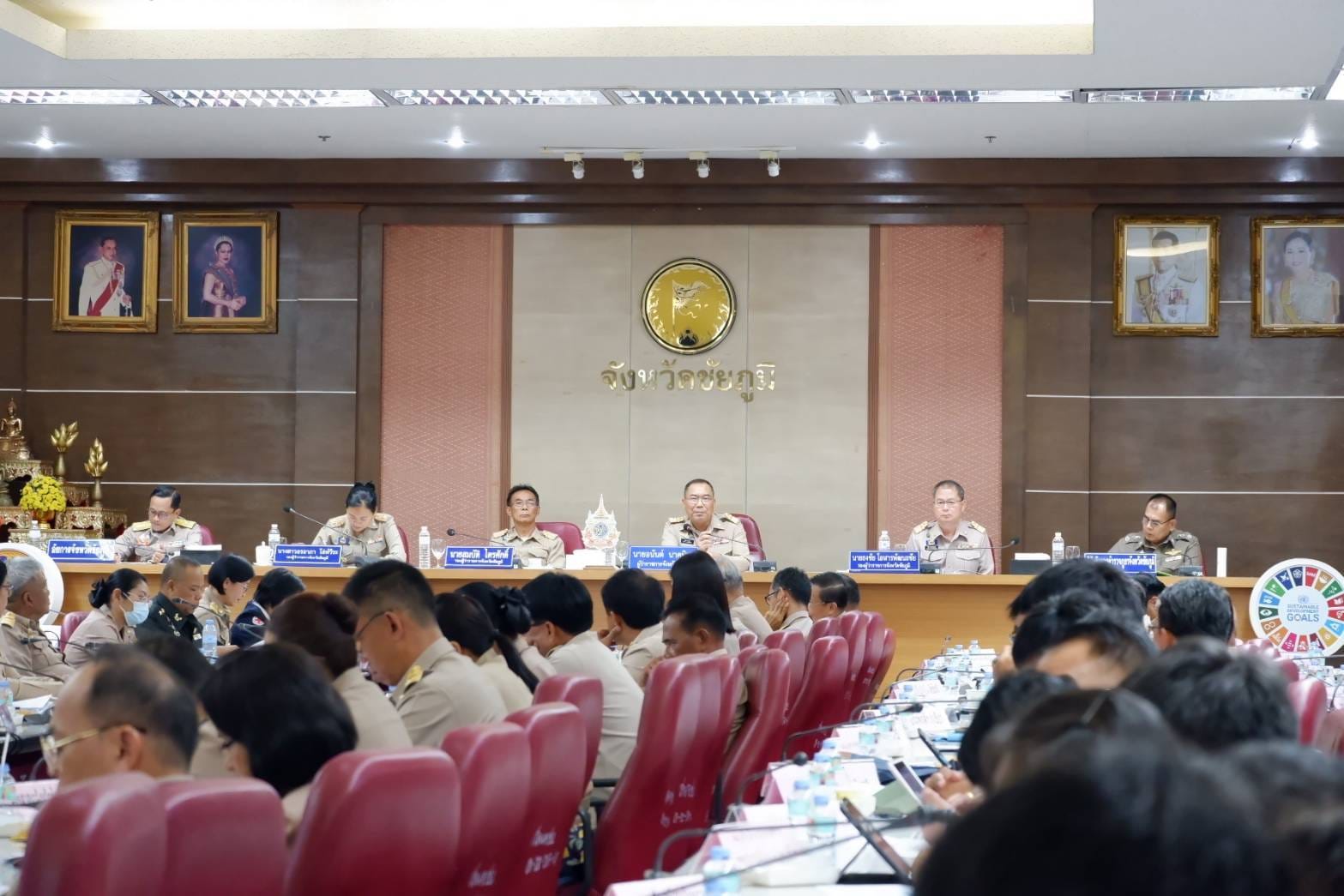 พช.ชัยภูมิ นำผู้นำชุมชน กลุ่ม องค์กร หน่วยงาน เข้ารับโล่เกียรติคุณและใบประกาศเกียรติคุณกิจกรรมพัฒนาชุมชนดีเด่น ประจำปี 2566 จำนวน 24 รางวัล จากผู้ว่าราชการจังหวัดชัยภูมิในที่ประชุมคณะกรมการจังหวัดชัยภูมิ ครั้งที่ 7/2567 ประจำเดือน กรกฎาคม 2567