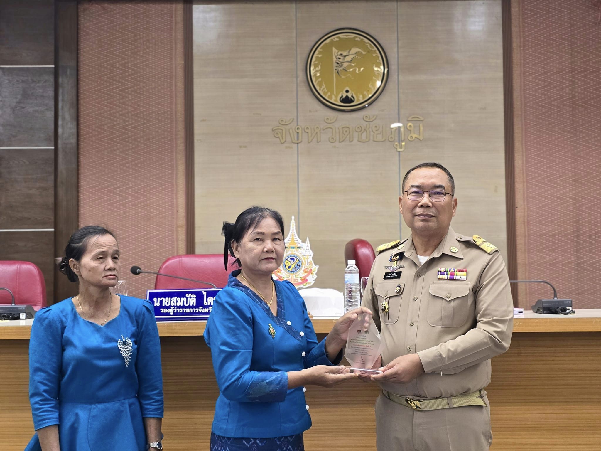 พช.ชัยภูมิ นำผู้นำชุมชน กลุ่ม องค์กร หน่วยงาน เข้ารับโล่เกียรติคุณและใบประกาศเกียรติคุณกิจกรรมพัฒนาชุมชนดีเด่น ประจำปี 2566 จำนวน 24 รางวัล จากผู้ว่าราชการจังหวัดชัยภูมิในที่ประชุมคณะกรมการจังหวัดชัยภูมิ ครั้งที่ 7/2567 ประจำเดือน กรกฎาคม 2567