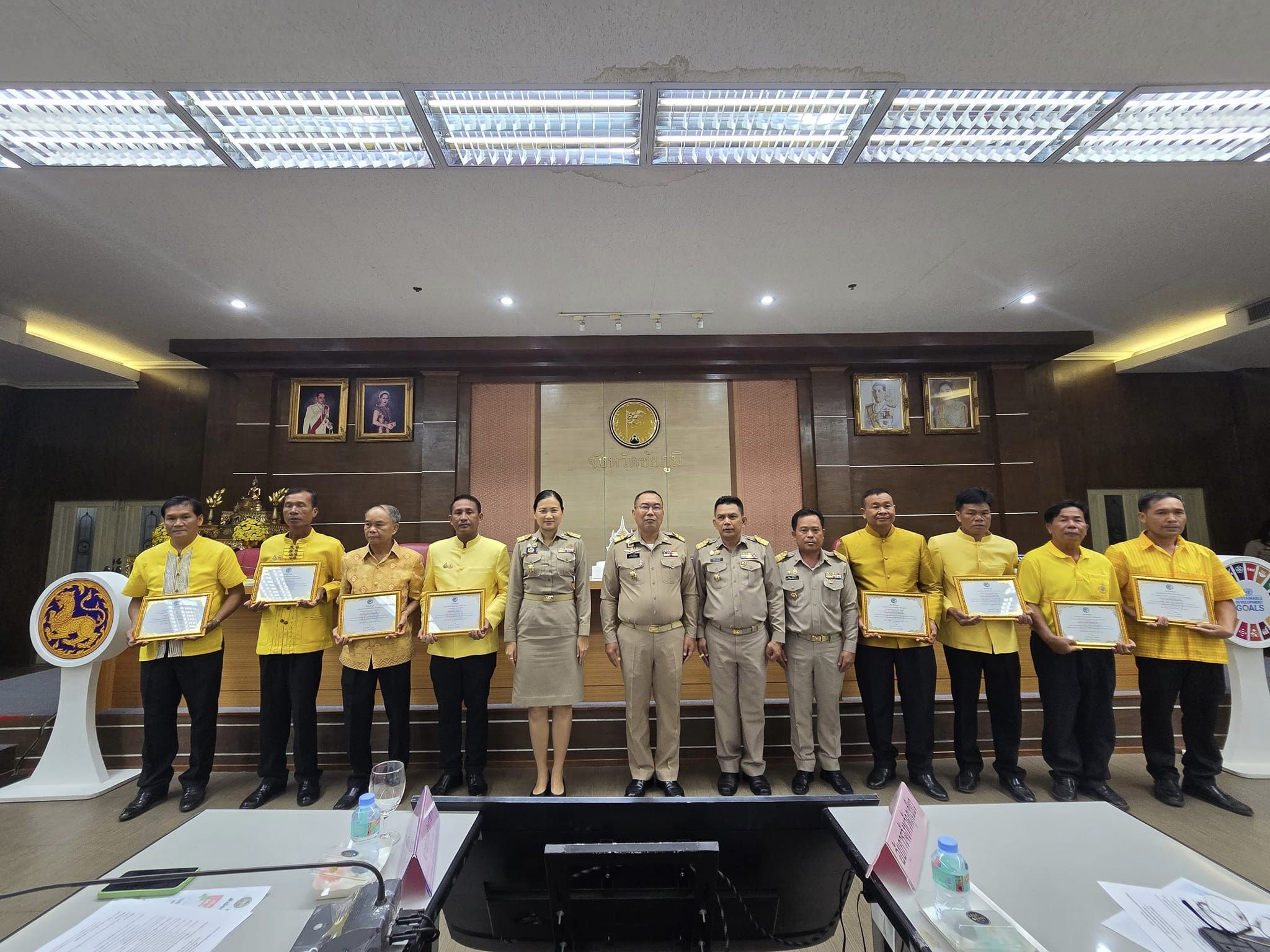 พช.ชัยภูมิ นำผู้นำชุมชน กลุ่ม องค์กร หน่วยงาน เข้ารับโล่เกียรติคุณและใบประกาศเกียรติคุณกิจกรรมพัฒนาชุมชนดีเด่น ประจำปี 2566 จำนวน 24 รางวัล จากผู้ว่าราชการจังหวัดชัยภูมิในที่ประชุมคณะกรมการจังหวัดชัยภูมิ ครั้งที่ 7/2567 ประจำเดือน กรกฎาคม 2567