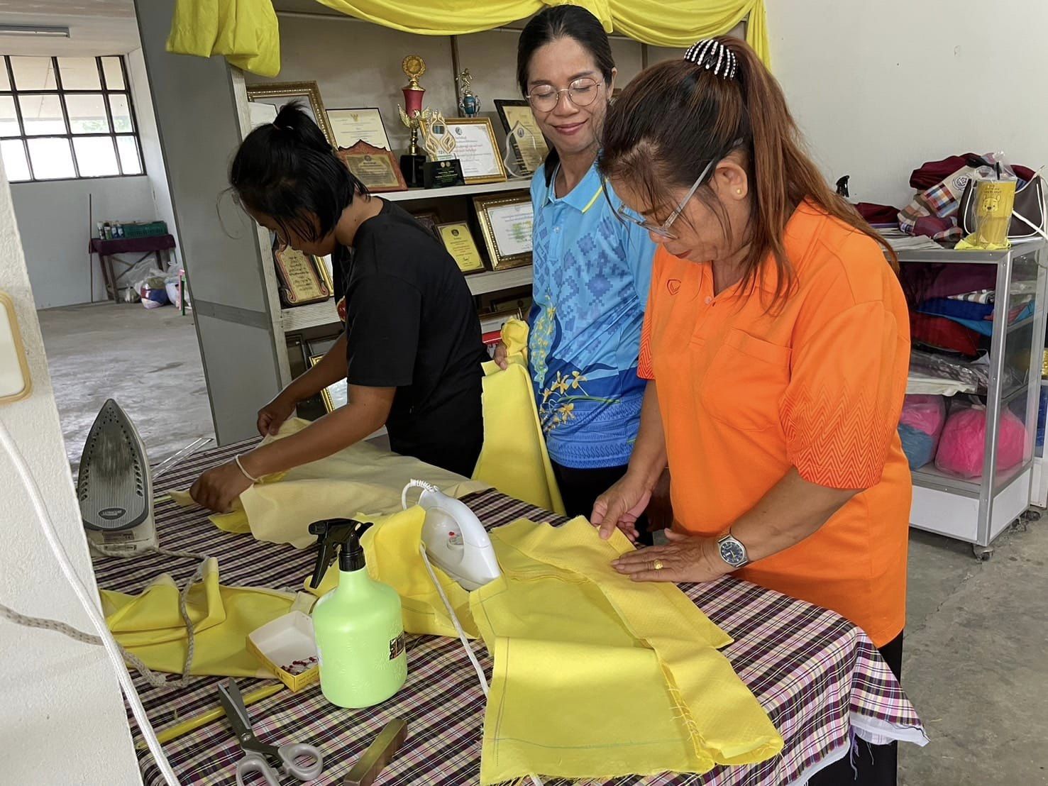 พช.ชัยภูมิ พัฒนาศักยภาพการผลิตผ้า ด้านการออกแบบและตัดเย็บเสื้อผ้า