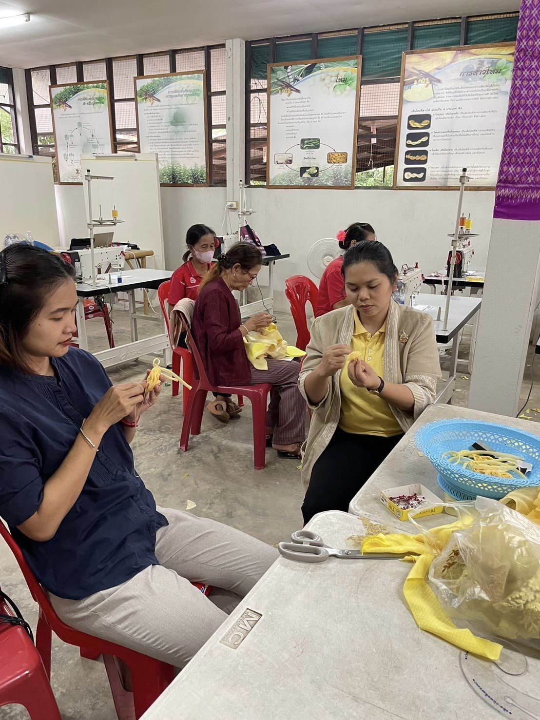 พช.ชัยภูมิ พัฒนาศักยภาพการผลิตผ้า ด้านการออกแบบและตัดเย็บเสื้อผ้า