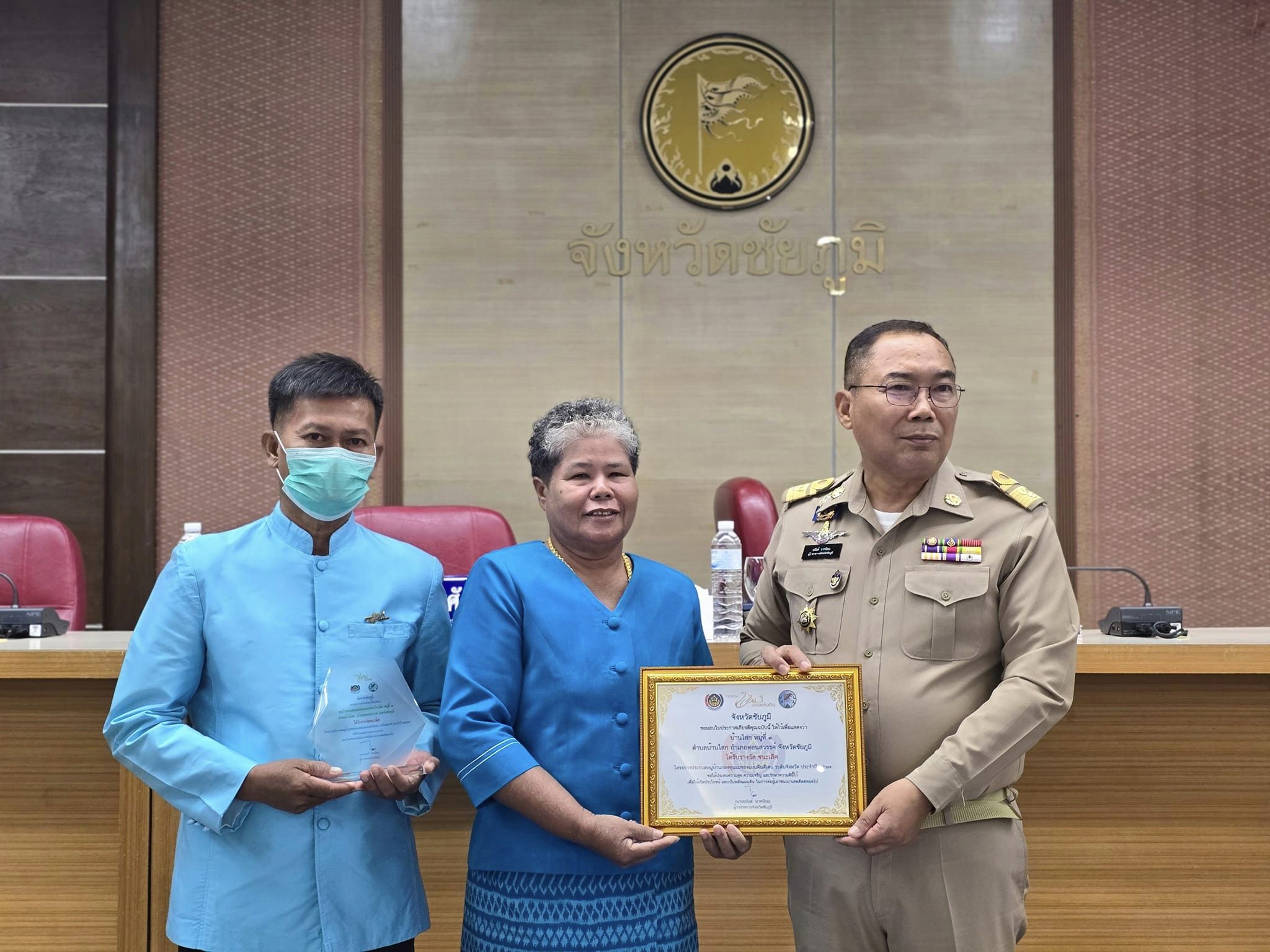 พช.ชัยภูมิ นำผู้นำชุมชน กลุ่ม องค์กร หน่วยงาน เข้ารับโล่เกียรติคุณและใบประกาศเกียรติคุณกิจกรรมพัฒนาชุมชนดีเด่น ประจำปี 2566 จำนวน 24 รางวัล จากผู้ว่าราชการจังหวัดชัยภูมิในที่ประชุมคณะกรมการจังหวัดชัยภูมิ ครั้งที่ 7/2567 ประจำเดือน กรกฎาคม 2567