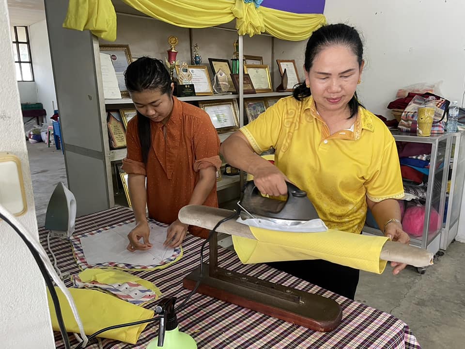 พช.ชัยภูมิ ส่งเสริมพการพัฒนาศักยภาพการผลิตผ้า ด้านการออกแบบและตัดเย็บเสื้อผ้า และแปรรูปผลิตภัณฑ์จากเศษผ้า