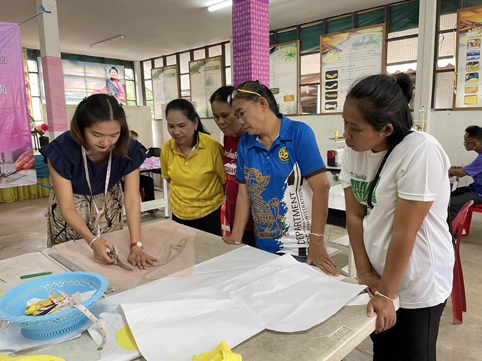 พช.ชัยภูมิ ส่งเสริมพการพัฒนาศักยภาพการผลิตผ้า ด้านการออกแบบและตัดเย็บเสื้อผ้า และแปรรูปผลิตภัณฑ์จากเศษผ้า