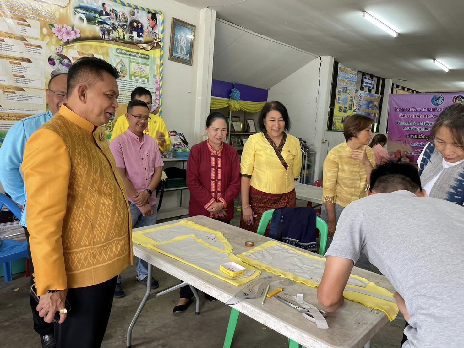 พช.ชัยภูมิ พัฒนาศักยภาพการผลิตผ้า ด้านการออกแบบและตัดเย็บเสื้อผ้า