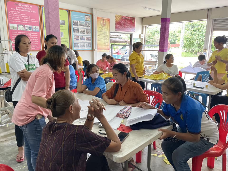 พช.ชัยภูมิ ส่งเสริมพการพัฒนาศักยภาพการผลิตผ้า ด้านการออกแบบและตัดเย็บเสื้อผ้า และแปรรูปผลิตภัณฑ์จากเศษผ้า