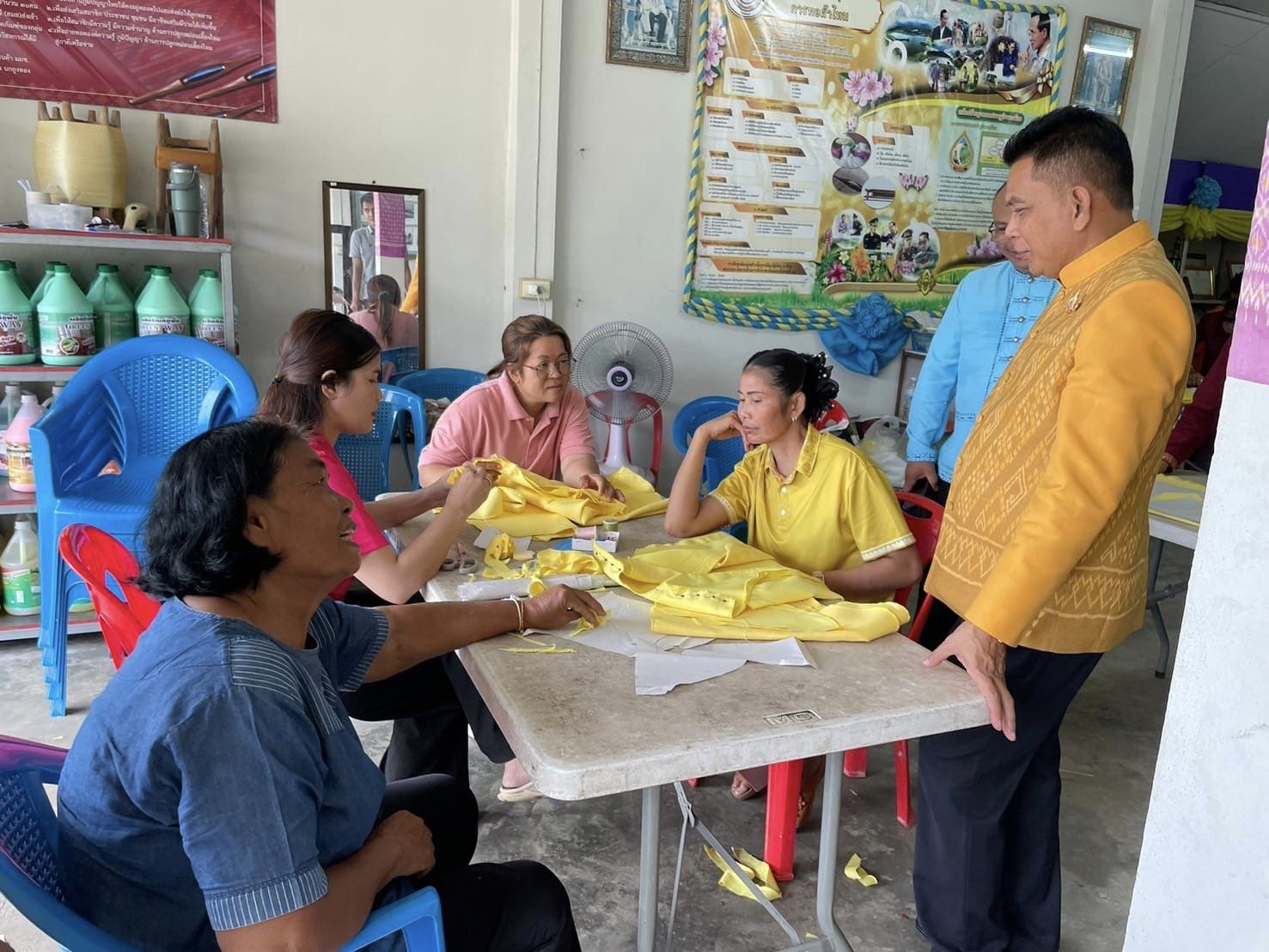 พช.ชัยภูมิ พัฒนาศักยภาพการผลิตผ้า ด้านการออกแบบและตัดเย็บเสื้อผ้า