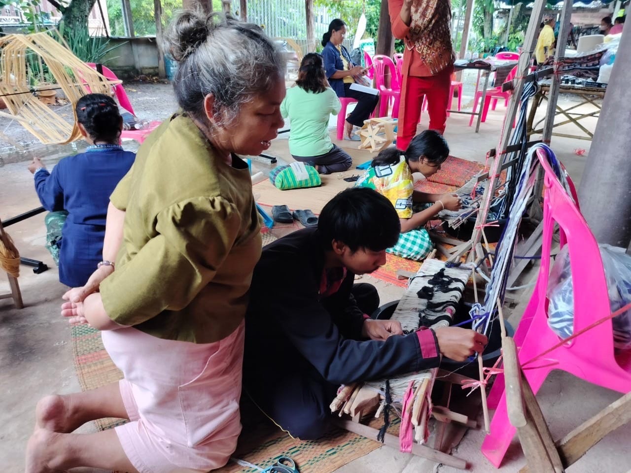 พช.ชัยภูมิ ขับเคลื่อนโครงการพัฒนาการแปรรูปสินค้าเกษตรเพื่อให้ได้มาตรฐาน กิจกรรมที่ 2 การพัฒนาศักยภาพด้านการผลิต การแปรรูปผ้า ตามหลักสูตรของศูนย์เรียนรู้การผลิตผ้าจังหวัดชัยภูมิ