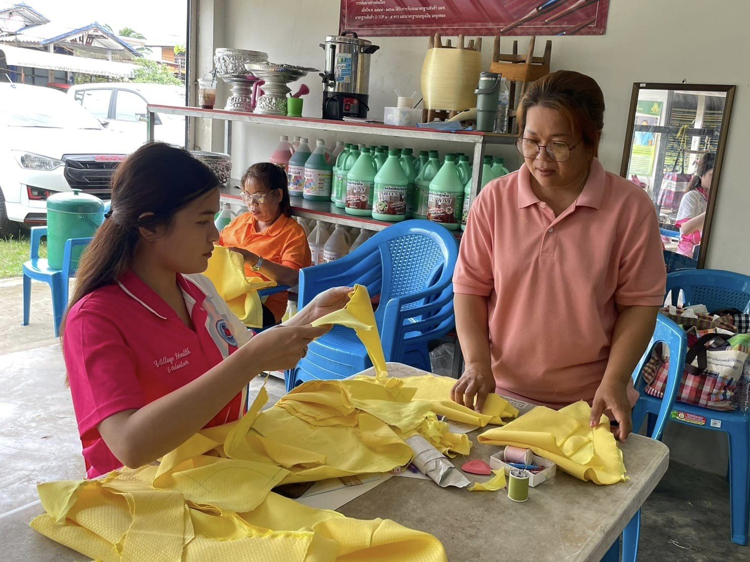 พช.ชัยภูมิ พัฒนาศักยภาพการผลิตผ้า ด้านการออกแบบและตัดเย็บเสื้อผ้า