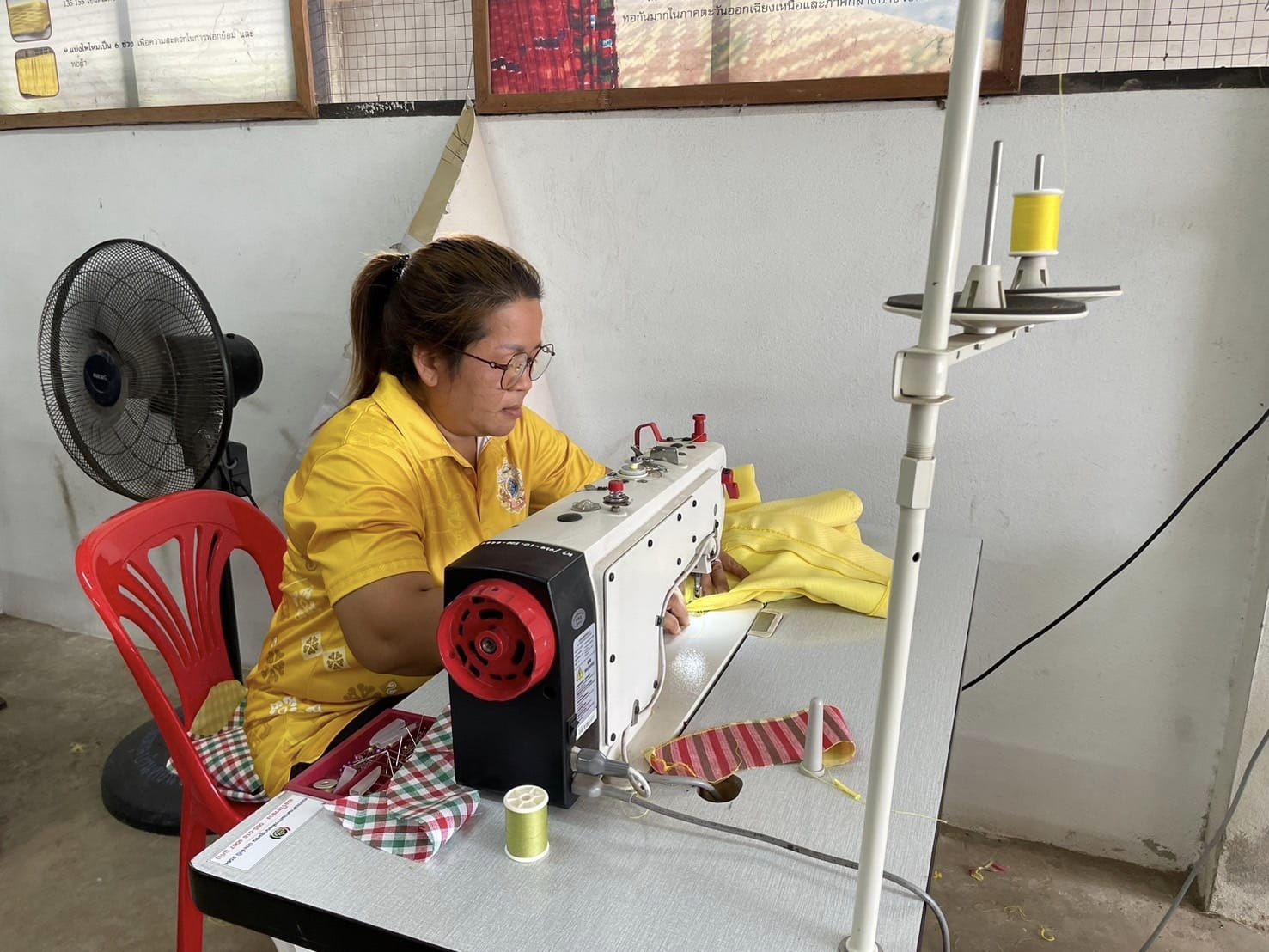 พช.ชัยภูมิ ส่งเสริมพการพัฒนาศักยภาพการผลิตผ้า ด้านการออกแบบและตัดเย็บเสื้อผ้า และแปรรูปผลิตภัณฑ์จากเศษผ้า