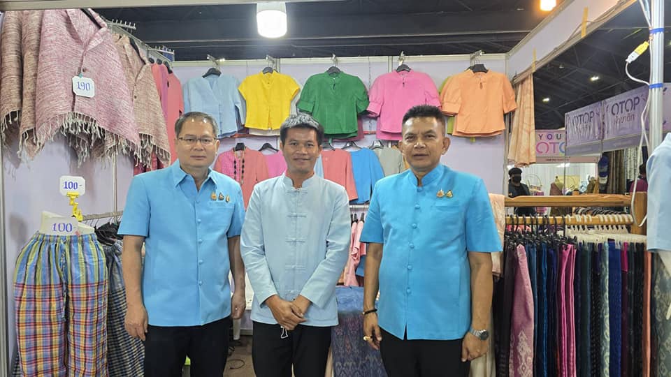 รองผู้ว่าฯ ชัยภูมิ ร่วมพิธีเปิดงาน OTOP ศิลปาชีพประทีปไทย OTOP หลอมดวงใจด้วยพระบารมี และเยี่ยมให้กำลังใจผู้ผลิต ผู้ประกอบการ OTOP ที่นำผลิตภัณฑ์ OTOP ระดับ 3-5 ดาวจากจังหวัดชัยภูมิ มาร่วมจัดแสดงและจำหน่าย