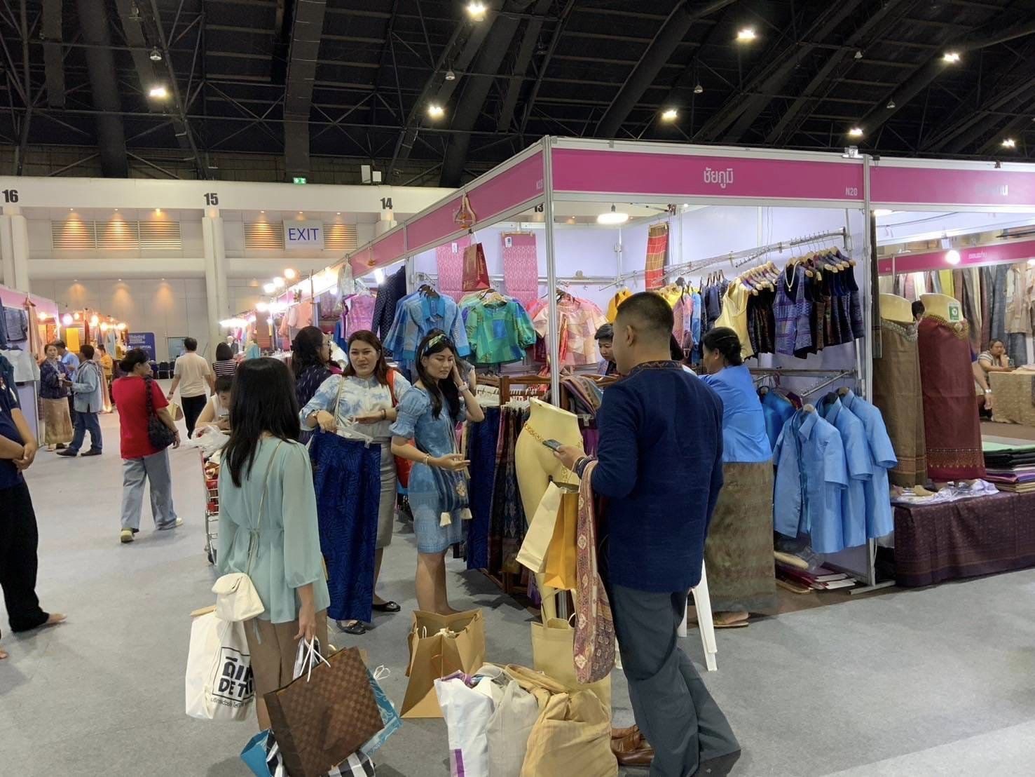 เปิดงานอย่างเป็นทางการ กรมการพัฒนาชุมชนจัดอย่างยิ่งใหญ่ OTOP ศิลปาชีพประทีปไทย OTOP หลอมดวงใจด้วยพระบารมี จังหวัดชัยภูมิร่วมยกคาราวานสินค้าผลิตภัณฑ์ชุมชน ร่วมจำหน่าย