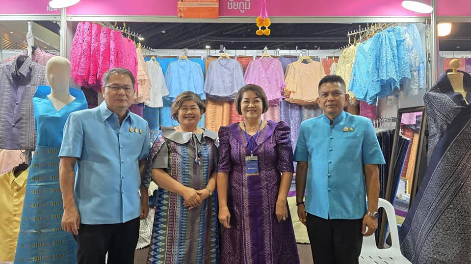 รองผู้ว่าฯ ชัยภูมิ ร่วมพิธีเปิดงาน OTOP ศิลปาชีพประทีปไทย OTOP หลอมดวงใจด้วยพระบารมี และเยี่ยมให้กำลังใจผู้ผลิต ผู้ประกอบการ OTOP ที่นำผลิตภัณฑ์ OTOP ระดับ 3-5 ดาวจากจังหวัดชัยภูมิ มาร่วมจัดแสดงและจำหน่าย