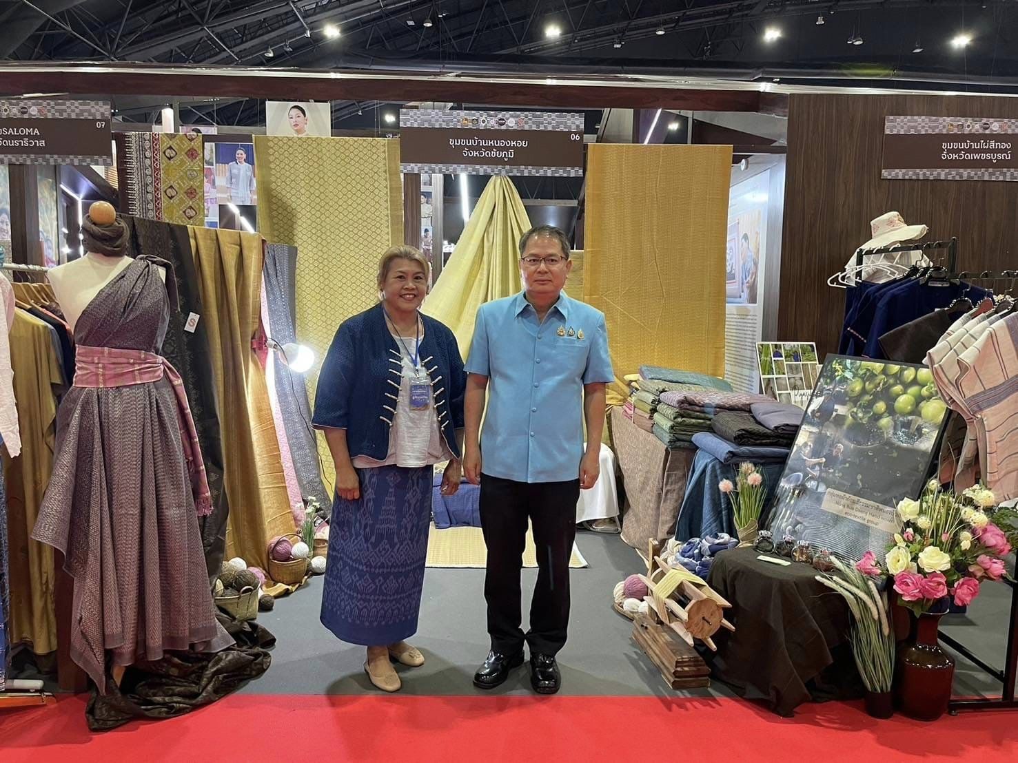 เปิดงานอย่างเป็นทางการ กรมการพัฒนาชุมชนจัดอย่างยิ่งใหญ่ OTOP ศิลปาชีพประทีปไทย OTOP หลอมดวงใจด้วยพระบารมี จังหวัดชัยภูมิร่วมยกคาราวานสินค้าผลิตภัณฑ์ชุมชน ร่วมจำหน่าย