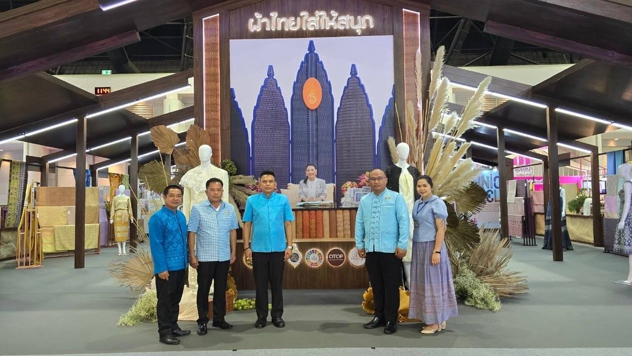 เปิดงานอย่างเป็นทางการ กรมการพัฒนาชุมชนจัดอย่างยิ่งใหญ่ OTOP ศิลปาชีพประทีปไทย OTOP หลอมดวงใจด้วยพระบารมี จังหวัดชัยภูมิร่วมยกคาราวานสินค้าผลิตภัณฑ์ชุมชน ร่วมจำหน่าย