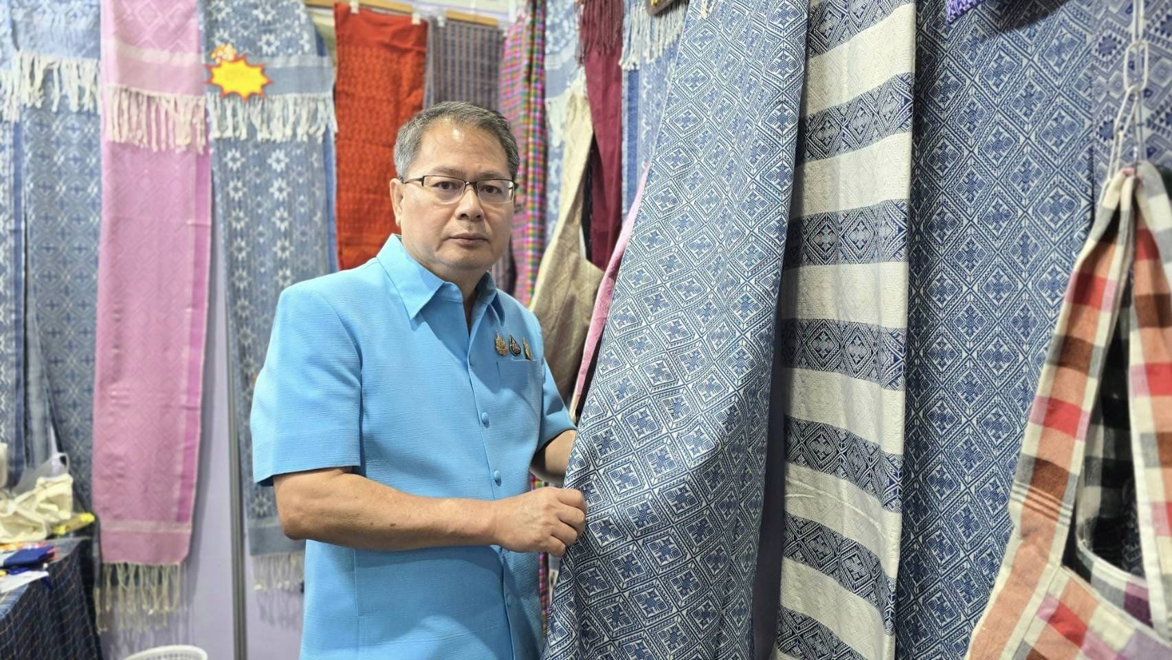 รองผู้ว่าฯ ชัยภูมิ ร่วมพิธีเปิดงาน OTOP ศิลปาชีพประทีปไทย OTOP หลอมดวงใจด้วยพระบารมี และเยี่ยมให้กำลังใจผู้ผลิต ผู้ประกอบการ OTOP ที่นำผลิตภัณฑ์ OTOP ระดับ 3-5 ดาวจากจังหวัดชัยภูมิ มาร่วมจัดแสดงและจำหน่าย