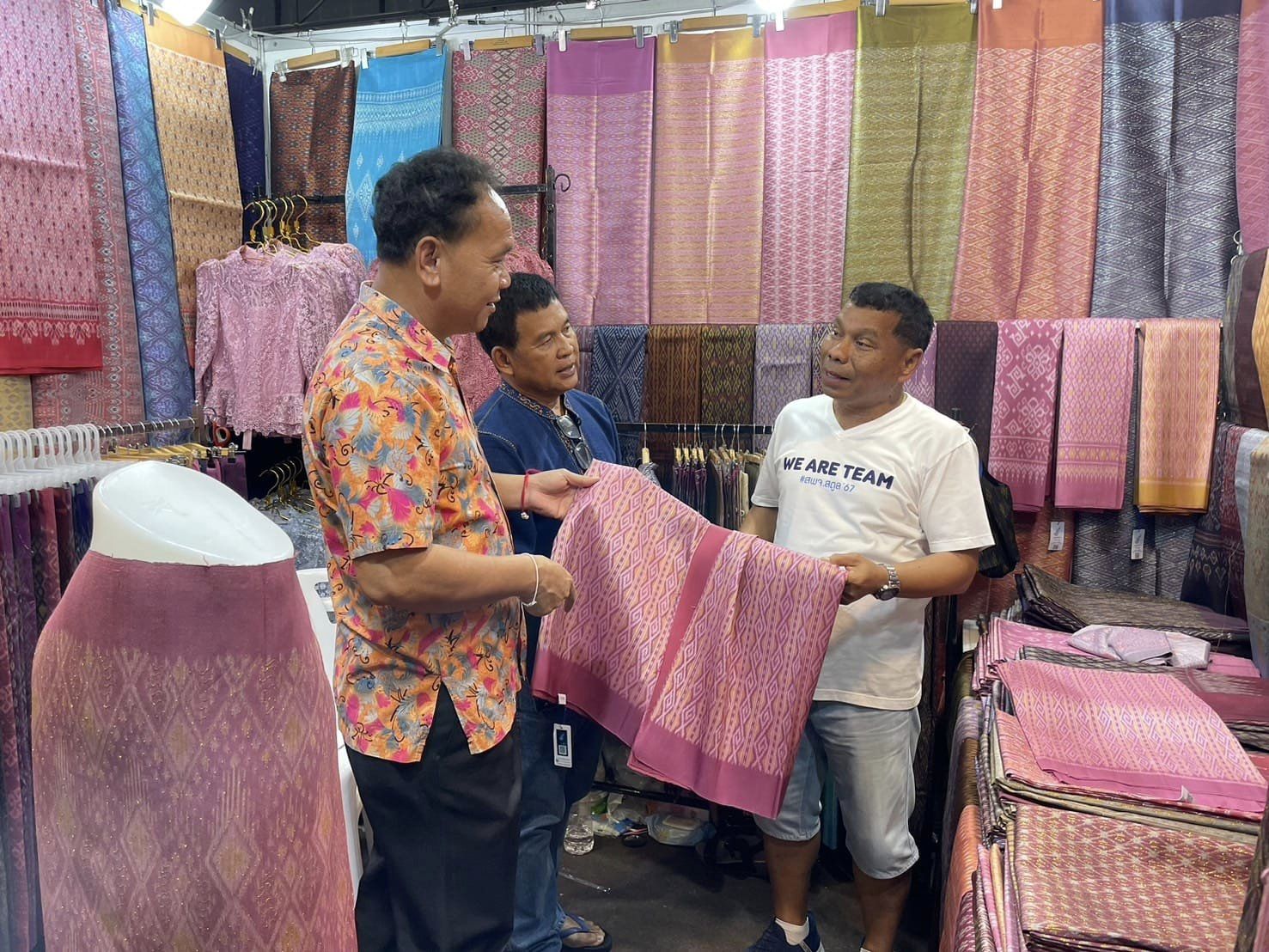 แฟนพันธุ์แท้ผ้าไทยห้ามพลาด!!! งาน OTOP ศิลปาชีพประทีปไทย OTOP หลอมดวงใจด้วยพระบารมีผู้ประกอบการ OTOP ผ้าชัยภูมิ พร้อมใจนำสุดยอดผ้าไหมชัยภูมิให้เลือกสรรกว่า 30 บูท