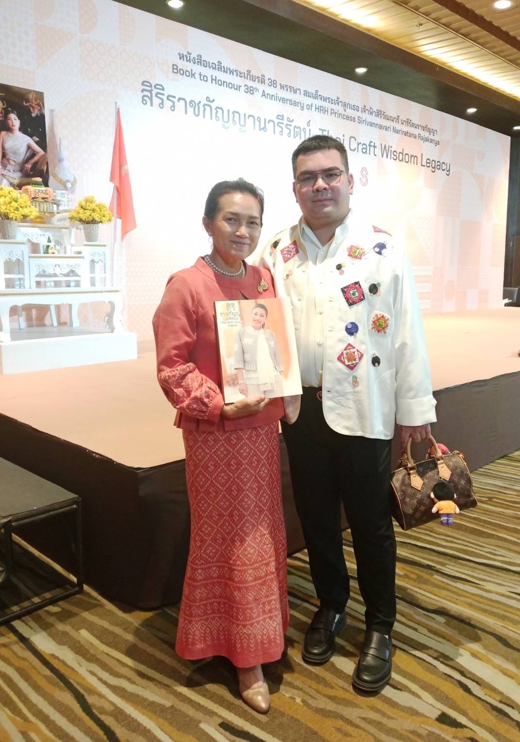 งาน OTOP ศิลปาชีพคึกคัก ผู้นำสตรีเยี่ยมชมบูท ศึกษาดูงาน และอุดหนุนสินค้า OTOP ผู้ประกอบการชัยภูมิยิ้มรับยอดจำหน่ายและยอดสั่งจองผลิตภัณฑ์