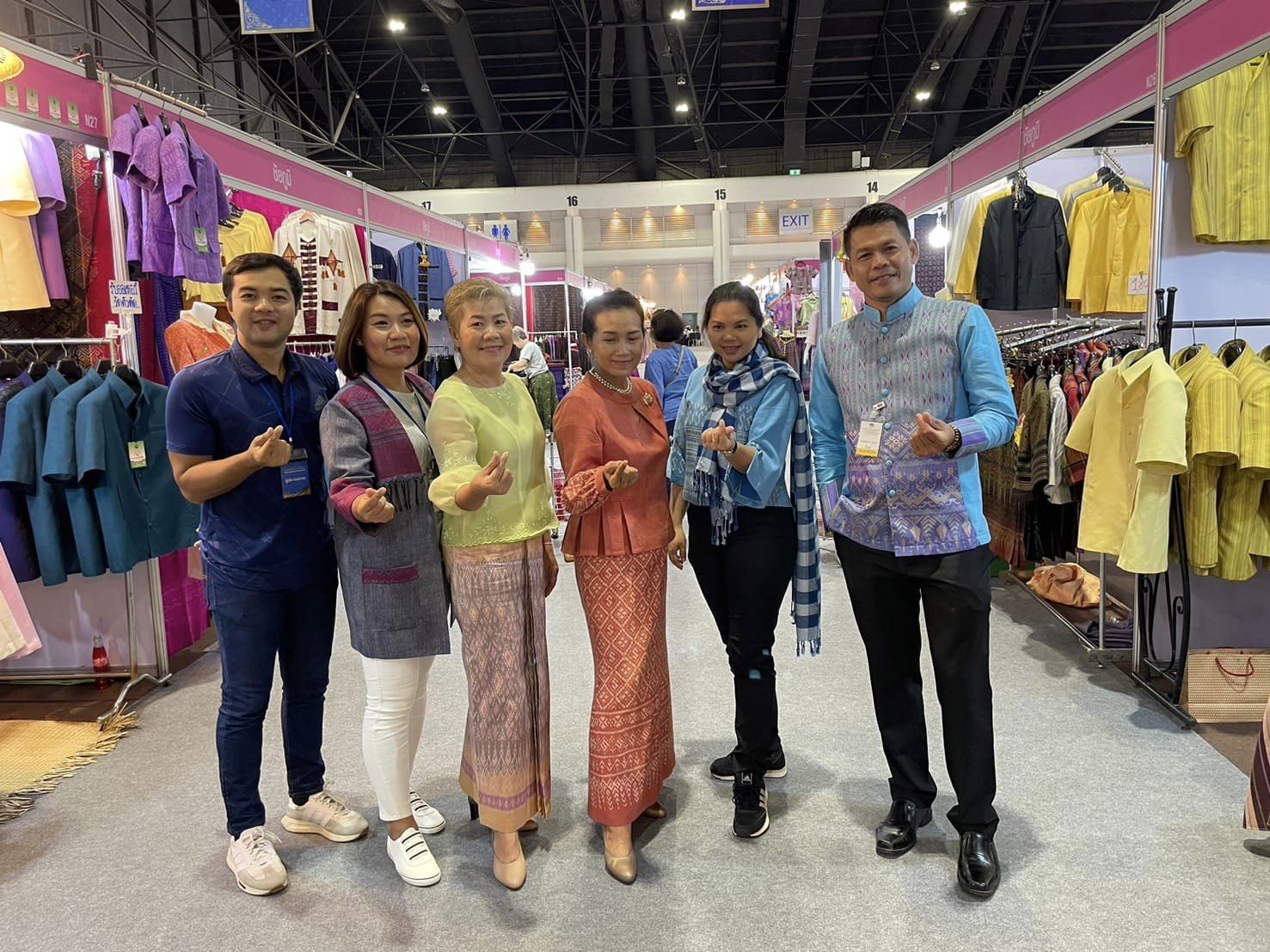 งาน OTOP ศิลปาชีพคึกคัก ผู้นำสตรีเยี่ยมชมบูท ศึกษาดูงาน และอุดหนุนสินค้า OTOP ผู้ประกอบการชัยภูมิยิ้มรับยอดจำหน่ายและยอดสั่งจองผลิตภัณฑ์