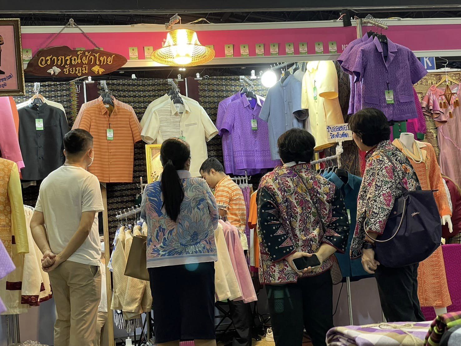 แฟนพันธุ์แท้ผ้าไทยห้ามพลาด!!! งาน OTOP ศิลปาชีพประทีปไทย OTOP หลอมดวงใจด้วยพระบารมีผู้ประกอบการ OTOP ผ้าชัยภูมิ พร้อมใจนำสุดยอดผ้าไหมชัยภูมิให้เลือกสรรกว่า 30 บูท