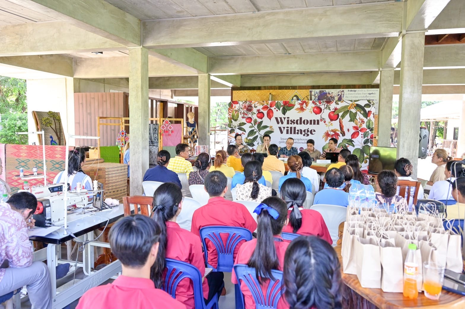 กรมการพัฒนาชุมชน ขับเคลื่อนชุมชนภูมิปัญญาเพื่อพัฒนาผลิตภัณฑ์ บ้านหนองหอย หมู่ที่ 4 ตำบลกุดชุมแสง อำเภอหนองบัวแดง จังหวัดชัยภูมิ