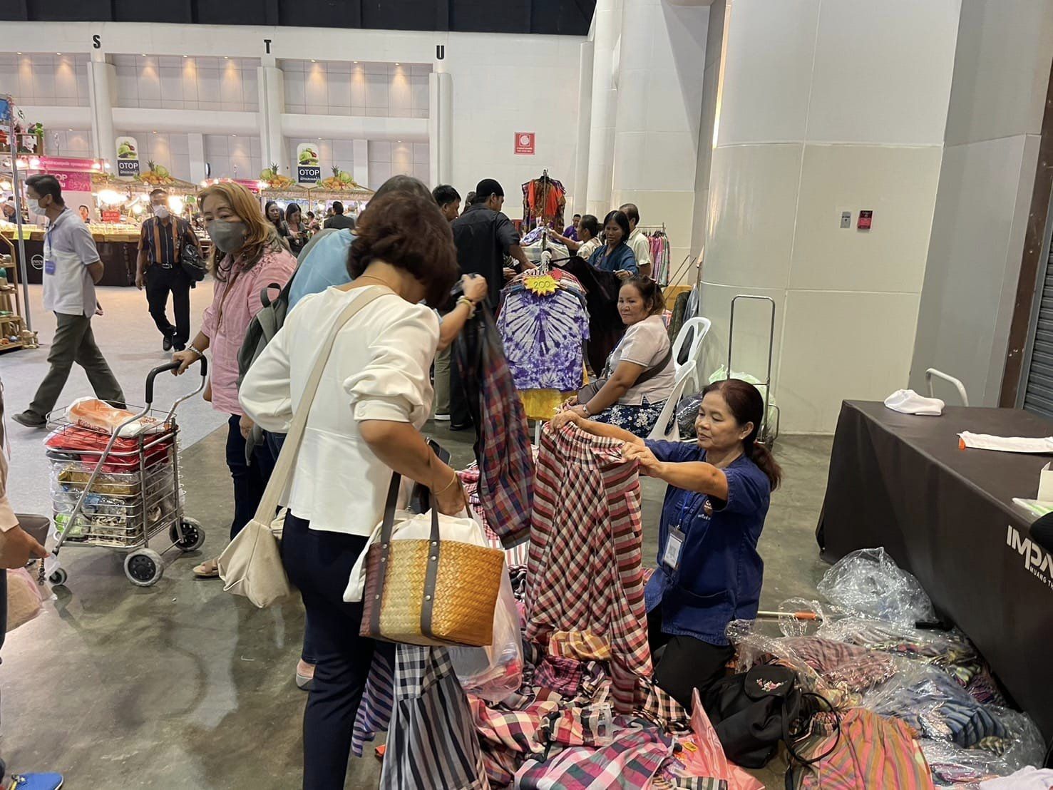 งาน OTOP ศิลปาชีพคึกคัก ผู้นำสตรีเยี่ยมชมบูท ศึกษาดูงาน และอุดหนุนสินค้า OTOP ผู้ประกอบการชัยภูมิยิ้มรับยอดจำหน่ายและยอดสั่งจองผลิตภัณฑ์