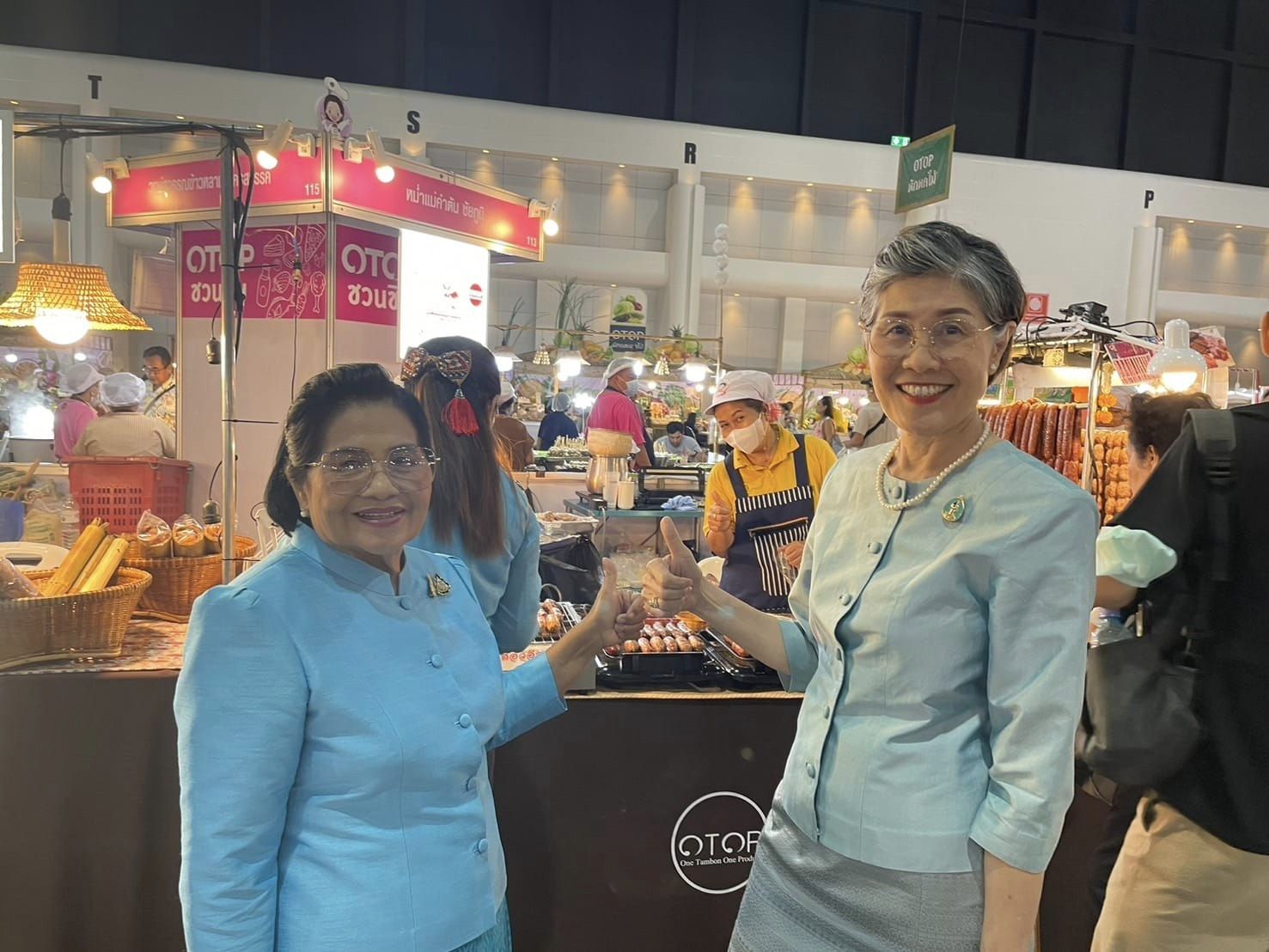 งาน OTOP ศิลปาชีพคึกคัก ผู้นำสตรีเยี่ยมชมบูท ศึกษาดูงาน และอุดหนุนสินค้า OTOP ผู้ประกอบการชัยภูมิยิ้มรับยอดจำหน่ายและยอดสั่งจองผลิตภัณฑ์