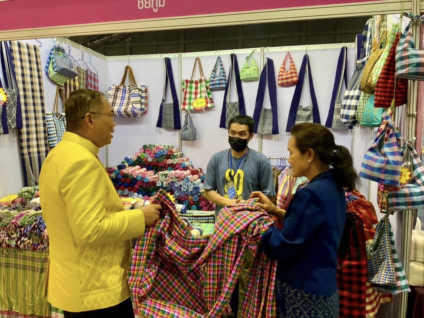 ผู้ว่าฯ ชัยภูมิ เยี่ยมให้กำลังใจผู้ผลิต ผู้ประกอบการ OTOP ชัยภูมิ ในงาน OTOP ศิลปาชีพประทีปไทย OTOP หลอมดวงใจด้วยพระบารมี