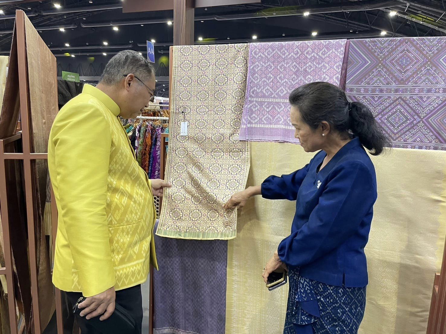 ผู้ว่าฯ ชัยภูมิ เยี่ยมให้กำลังใจผู้ผลิต ผู้ประกอบการ OTOP ชัยภูมิ ในงาน OTOP ศิลปาชีพประทีปไทย OTOP หลอมดวงใจด้วยพระบารมี