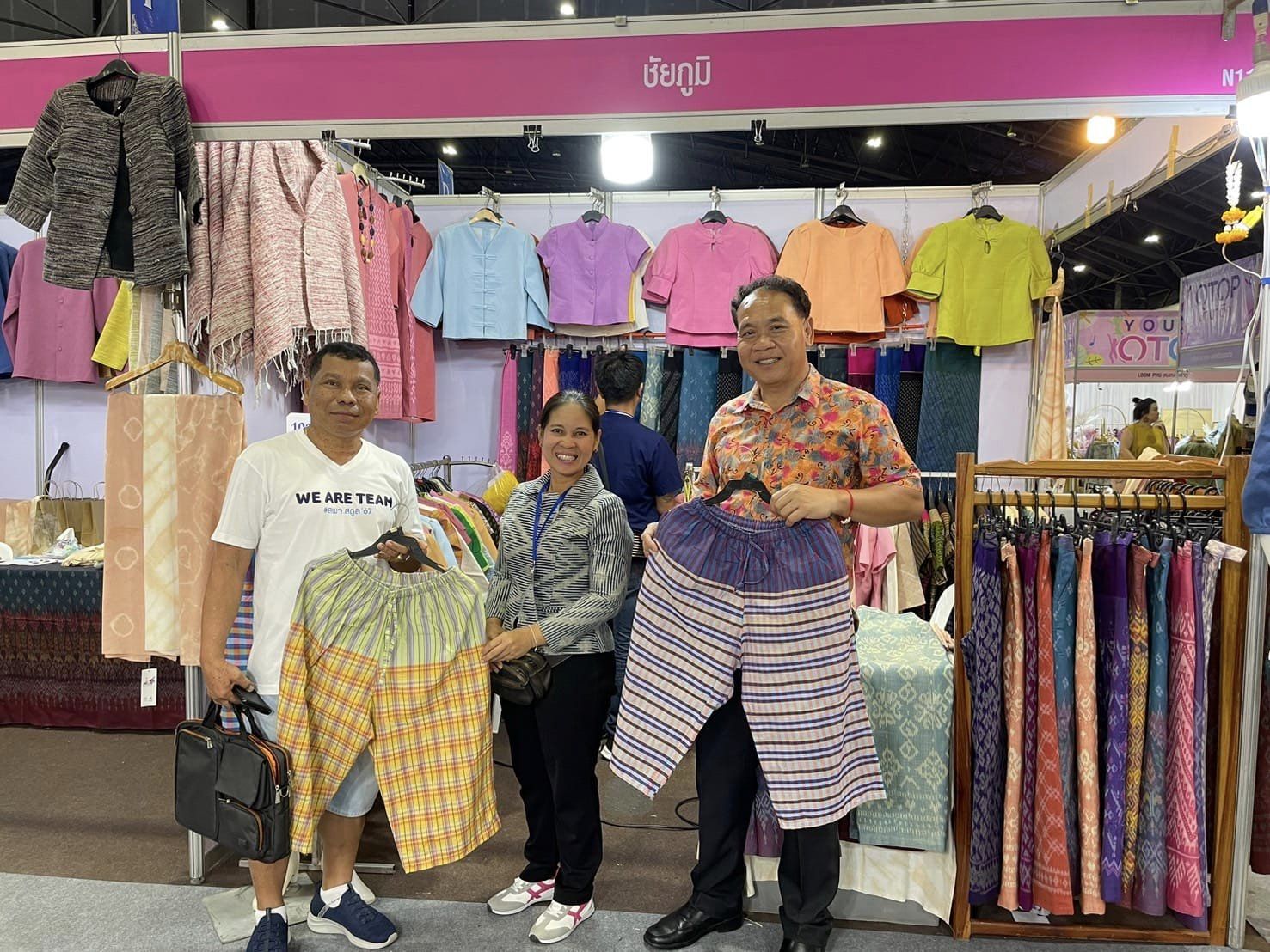 แฟนพันธุ์แท้ผ้าไทยห้ามพลาด!!! งาน OTOP ศิลปาชีพประทีปไทย OTOP หลอมดวงใจด้วยพระบารมีผู้ประกอบการ OTOP ผ้าชัยภูมิ พร้อมใจนำสุดยอดผ้าไหมชัยภูมิให้เลือกสรรกว่า 30 บูท