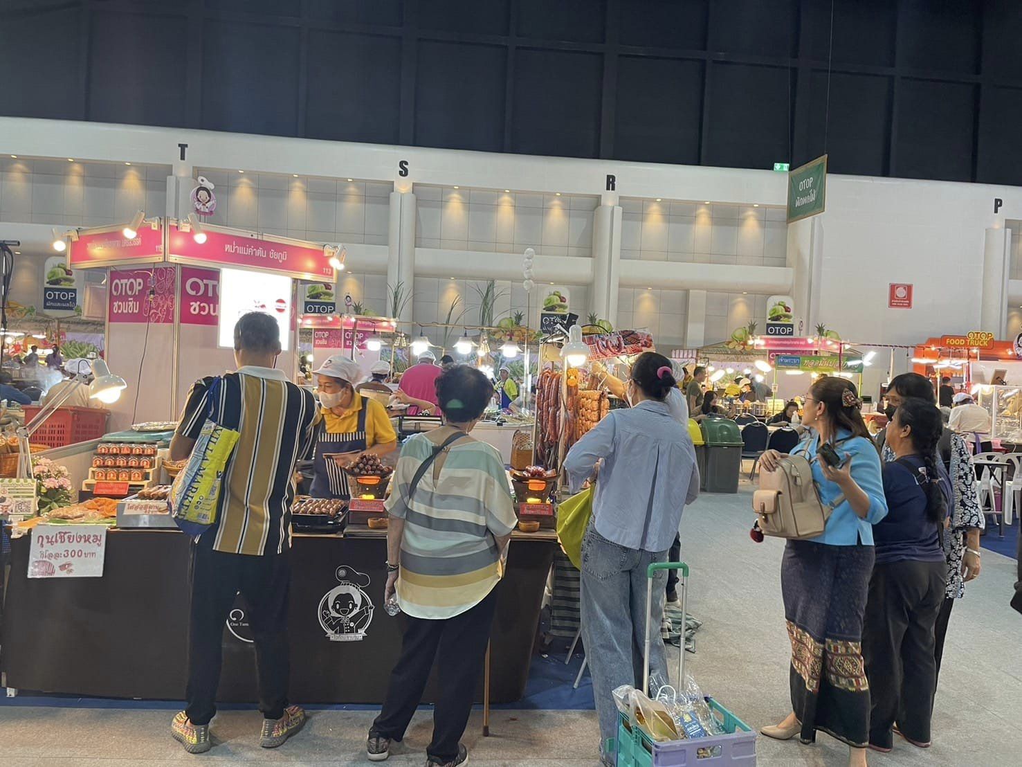 งาน OTOP ศิลปาชีพคึกคัก ผู้นำสตรีเยี่ยมชมบูท ศึกษาดูงาน และอุดหนุนสินค้า OTOP ผู้ประกอบการชัยภูมิยิ้มรับยอดจำหน่ายและยอดสั่งจองผลิตภัณฑ์