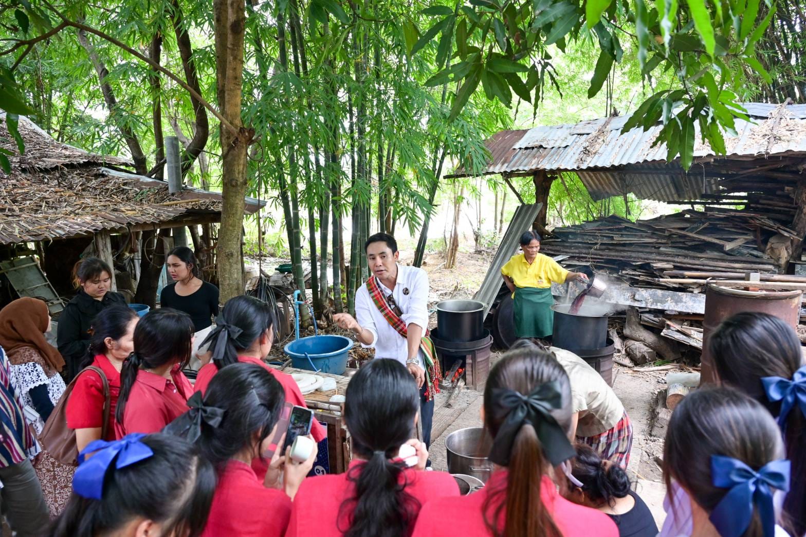 ผู้ผลิต ผู้ประกอบการชุมชนอำเภอหนองบัวแดง จังหวัดชัยภูมิ ตื่นตัวพร้อมรับองค์ความรู้ขับเคลื่อนชุมชนภูมิปัญญาเพื่อพัฒนาผลิตภัณฑ์