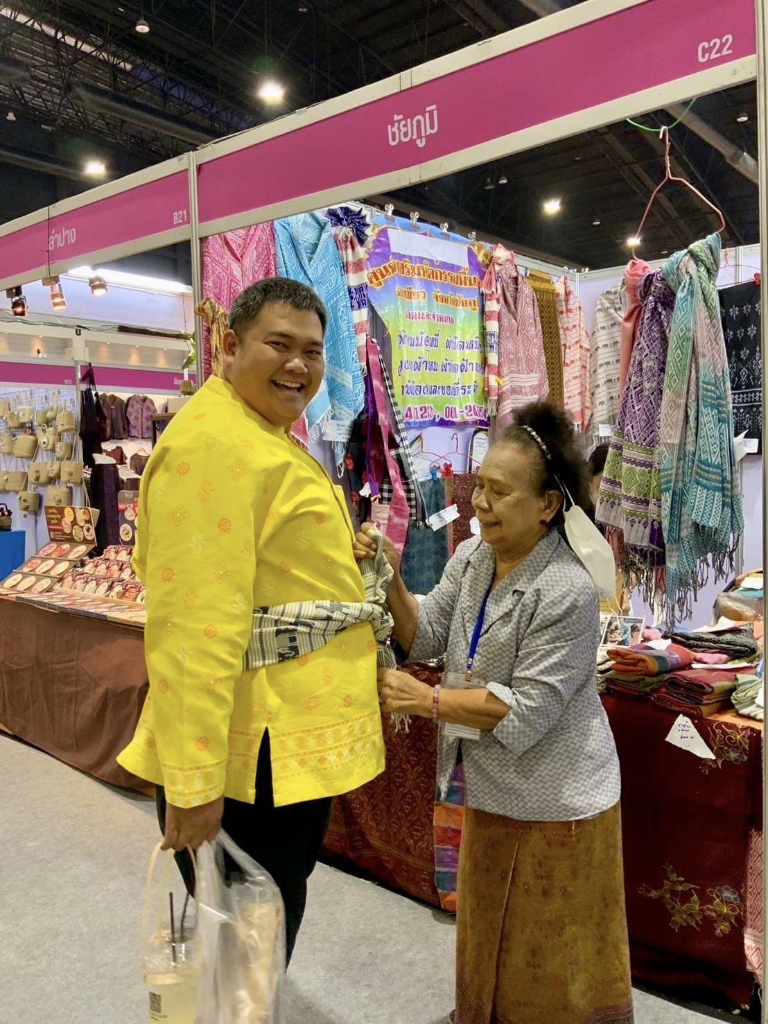 ผู้ว่าฯ ชัยภูมิ เยี่ยมให้กำลังใจผู้ผลิต ผู้ประกอบการ OTOP ชัยภูมิ ในงาน OTOP ศิลปาชีพประทีปไทย OTOP หลอมดวงใจด้วยพระบารมี