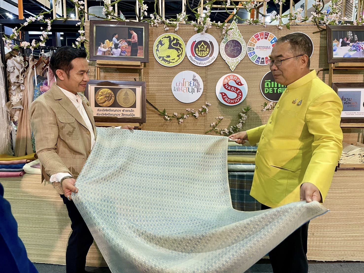 ผู้ว่าฯ ชัยภูมิ เยี่ยมให้กำลังใจผู้ผลิต ผู้ประกอบการ OTOP ชัยภูมิ ในงาน OTOP ศิลปาชีพประทีปไทย OTOP หลอมดวงใจด้วยพระบารมี