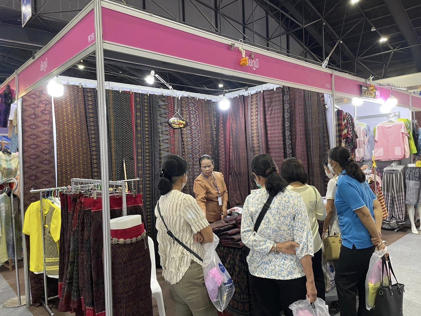 โค้งสุดท้าย งาน OTOP ศิลปาชีพประทีปไทย OTOP หลอมดวงใจด้วยพระบารมี ผู้ผลิต ผู้ประกอบการ OTOP ชัยภูมิ เตรียมสินค้าคุณภาพรอต้อนรับลูกค้าสุดสัปดาห์