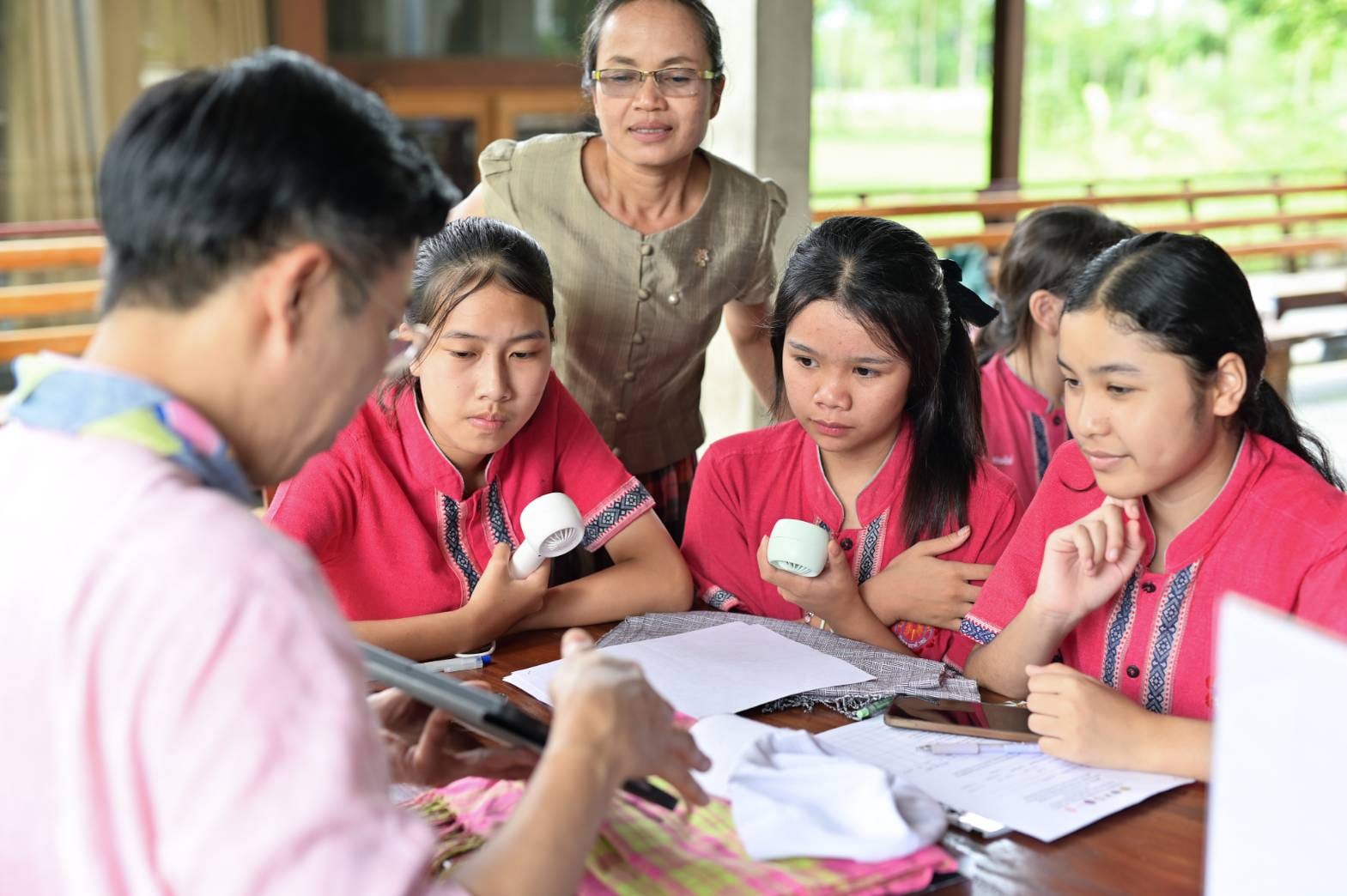 ผู้ผลิต ผู้ประกอบการชุมชนอำเภอหนองบัวแดง จังหวัดชัยภูมิ ตื่นตัวพร้อมรับองค์ความรู้ขับเคลื่อนชุมชนภูมิปัญญาเพื่อพัฒนาผลิตภัณฑ์