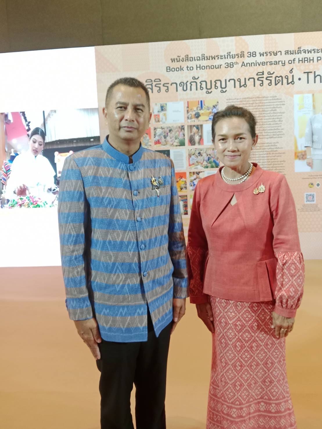 งาน OTOP ศิลปาชีพคึกคัก ผู้นำสตรีเยี่ยมชมบูท ศึกษาดูงาน และอุดหนุนสินค้า OTOP ผู้ประกอบการชัยภูมิยิ้มรับยอดจำหน่ายและยอดสั่งจองผลิตภัณฑ์