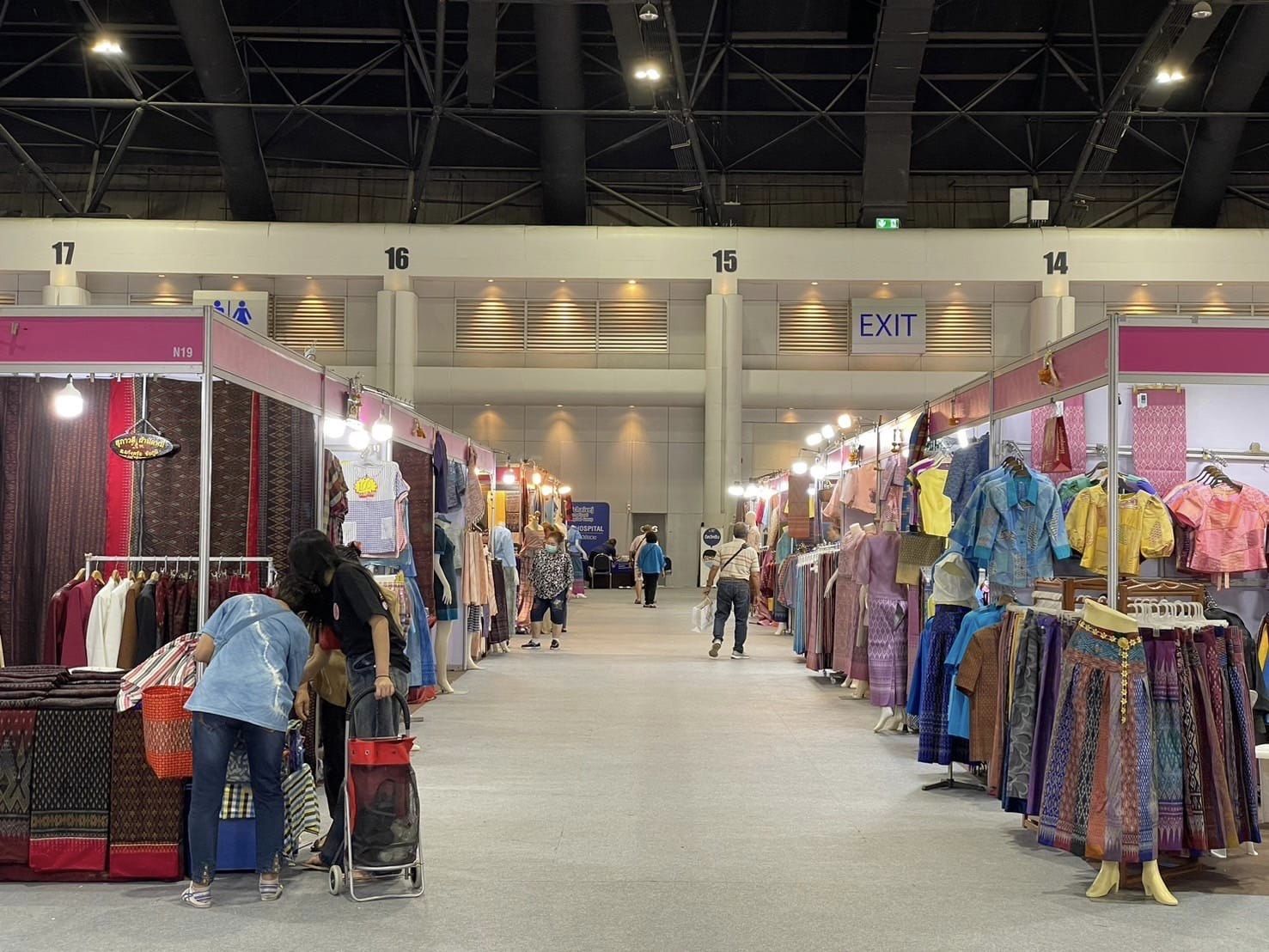 โค้งสุดท้าย งาน OTOP ศิลปาชีพประทีปไทย OTOP หลอมดวงใจด้วยพระบารมี ผู้ผลิต ผู้ประกอบการ OTOP ชัยภูมิ เตรียมสินค้าคุณภาพรอต้อนรับลูกค้าสุดสัปดาห์