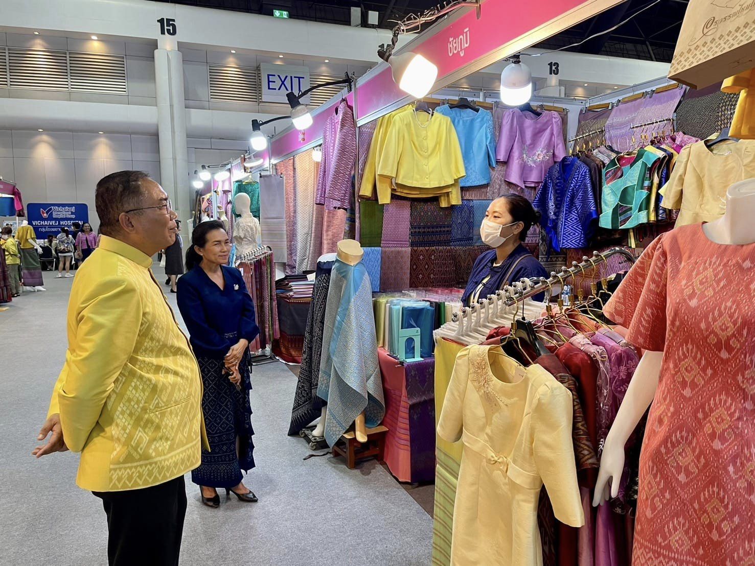 ผู้ว่าฯ ชัยภูมิ เยี่ยมให้กำลังใจผู้ผลิต ผู้ประกอบการ OTOP ชัยภูมิ ในงาน OTOP ศิลปาชีพประทีปไทย OTOP หลอมดวงใจด้วยพระบารมี