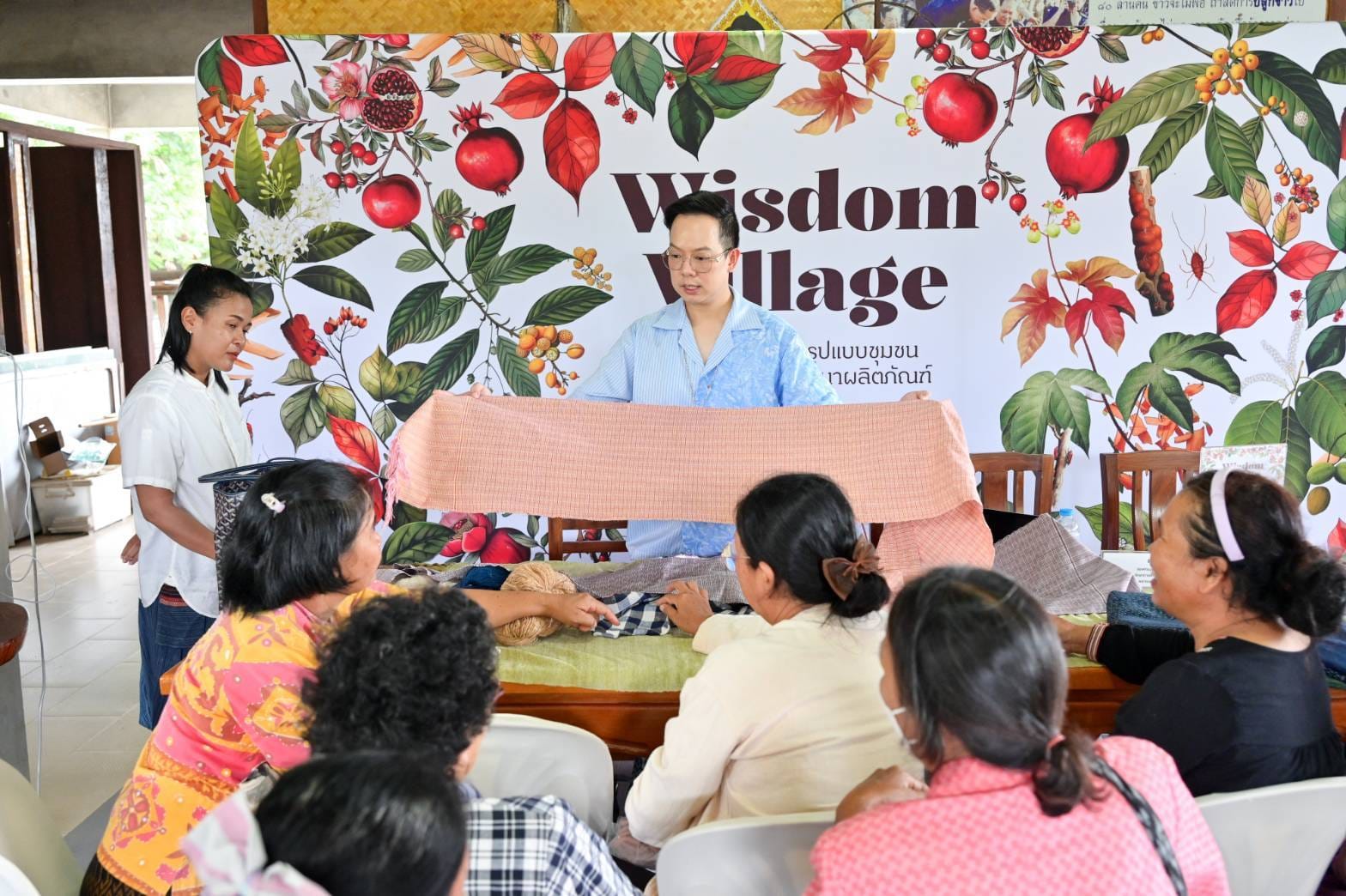 ผู้ผลิต ผู้ประกอบการชุมชนอำเภอหนองบัวแดง จังหวัดชัยภูมิ ตื่นตัวพร้อมรับองค์ความรู้ขับเคลื่อนชุมชนภูมิปัญญาเพื่อพัฒนาผลิตภัณฑ์