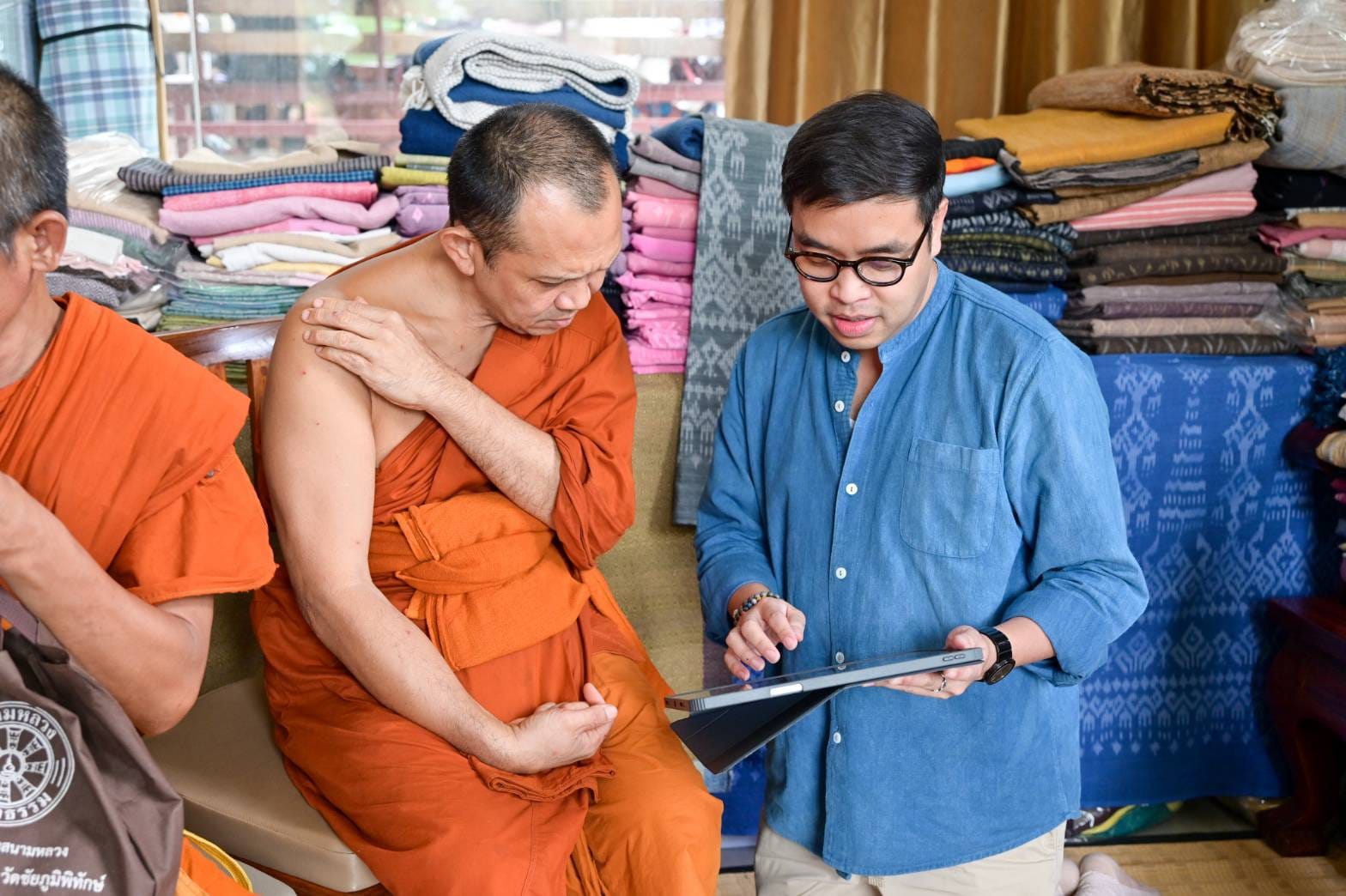 ผู้ผลิต ผู้ประกอบการชุมชนอำเภอหนองบัวแดง จังหวัดชัยภูมิ ตื่นตัวพร้อมรับองค์ความรู้ขับเคลื่อนชุมชนภูมิปัญญาเพื่อพัฒนาผลิตภัณฑ์