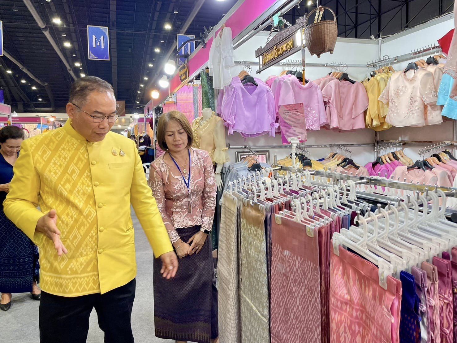 ผู้ว่าฯ ชัยภูมิ เยี่ยมให้กำลังใจผู้ผลิต ผู้ประกอบการ OTOP ชัยภูมิ ในงาน OTOP ศิลปาชีพประทีปไทย OTOP หลอมดวงใจด้วยพระบารมี